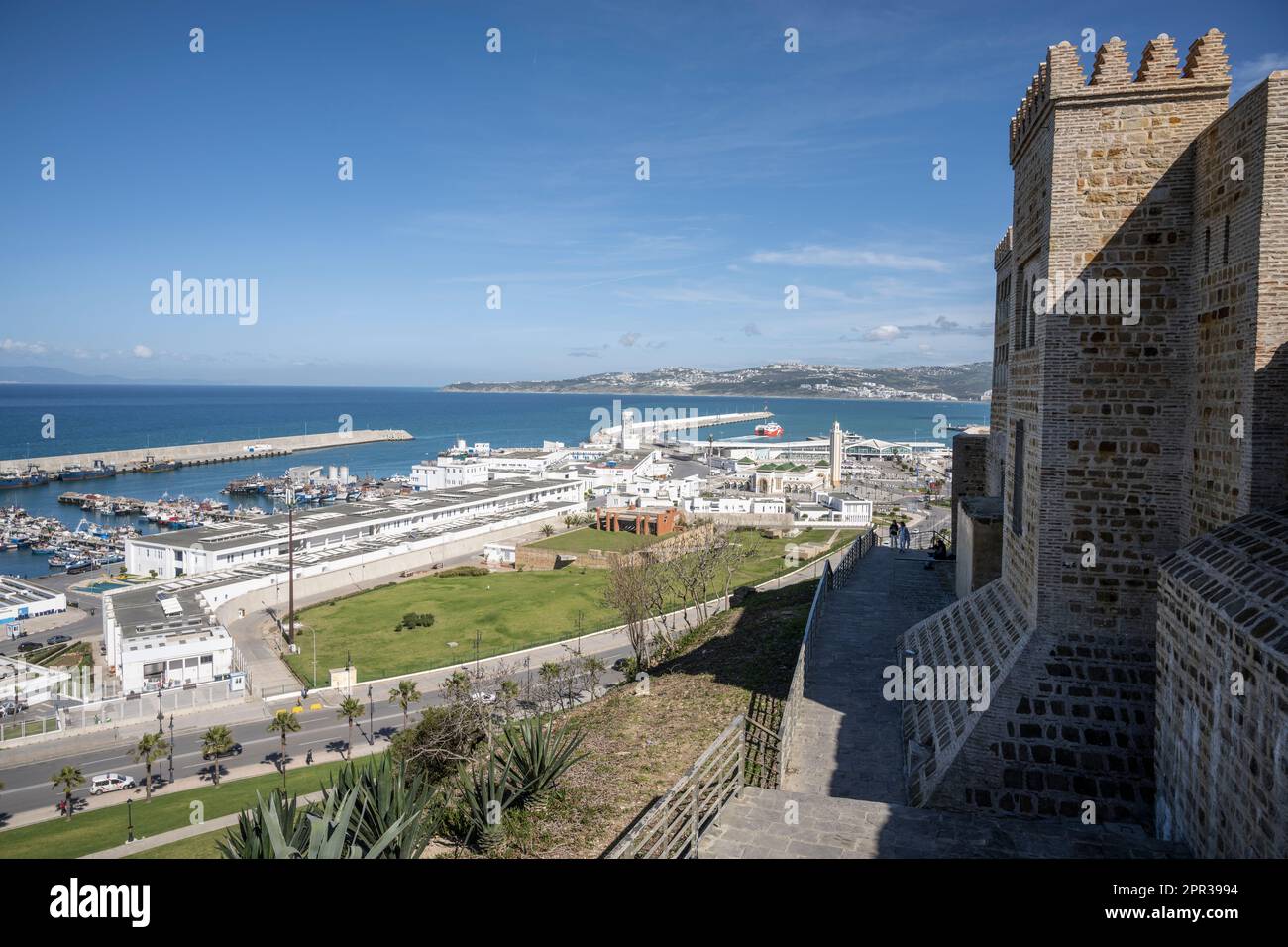 Tanger Hafen von den Verteidigungsmauern der Stadt aus gesehen. Stockfoto