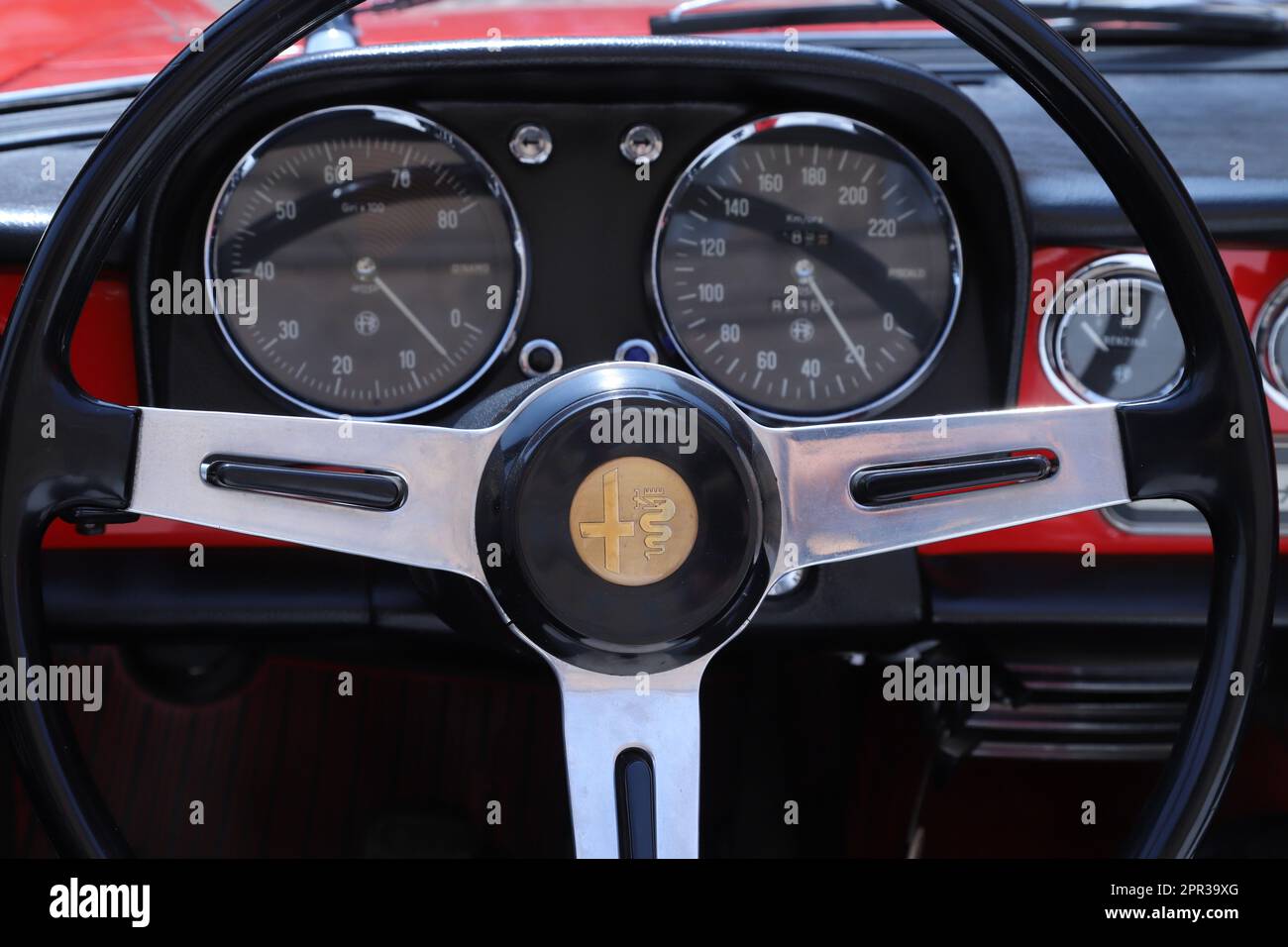 Italien, april 2023, Innenansicht des Alfa Romeo Spider Duetto Oldtimer, öffentliche Ausstellung von Oldtimern Stockfoto
