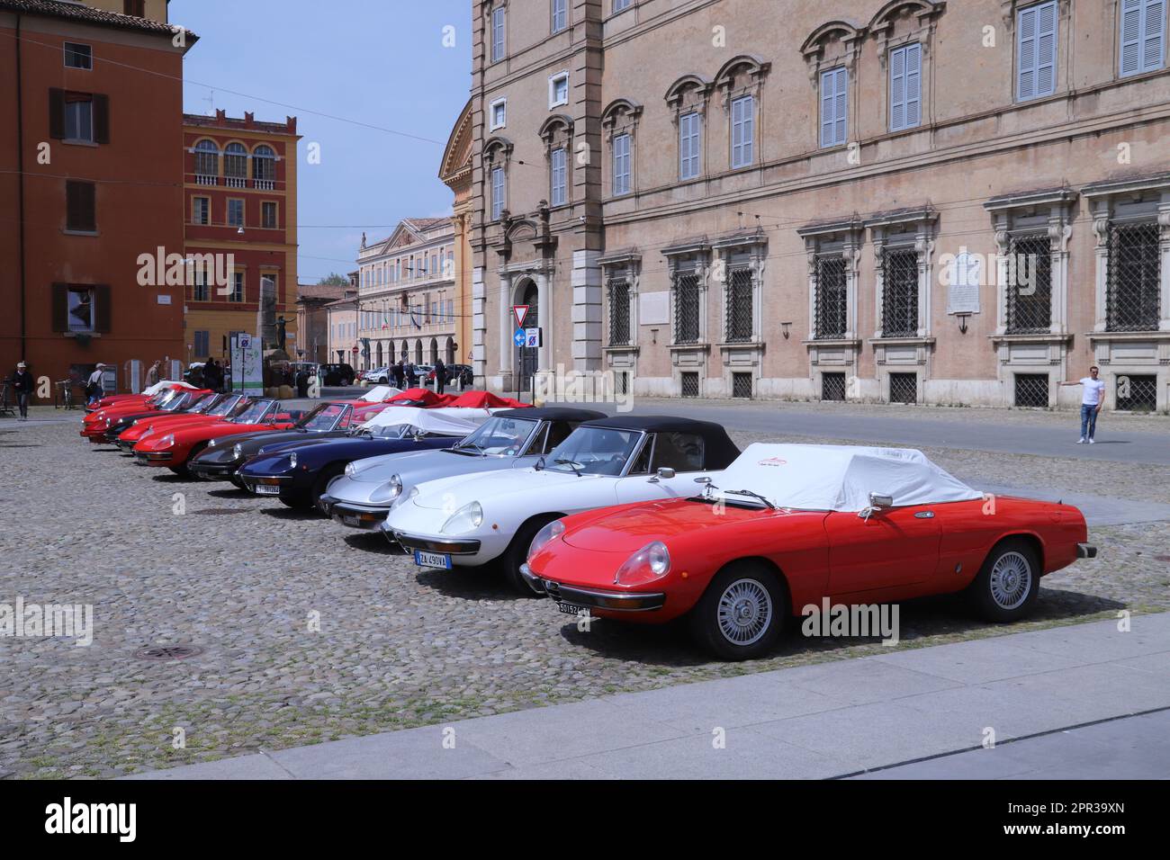 Modena, Italien, april 2023, öffentliche Automobilausstellung des klassischen Alfa Romeo Spider Duetto Oldtimer auf dem Platz der Roma Stockfoto
