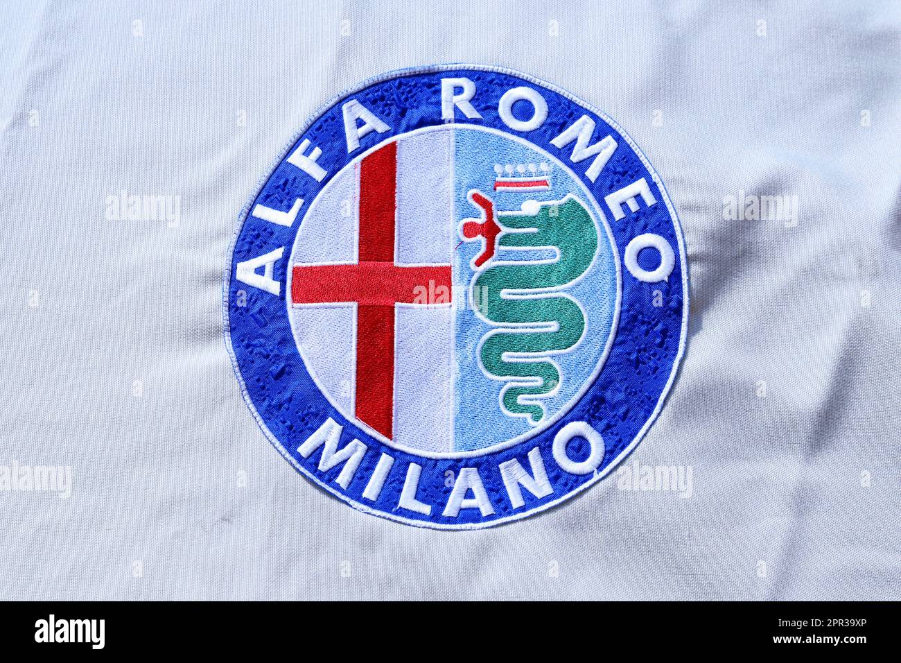 Italien, april 2023, Detail der Decke aus Stoff mit Logo des Alfa Romeo Spider Duetto Oldtimer, öffentliche Ausstellung von Oldtimern Stockfoto
