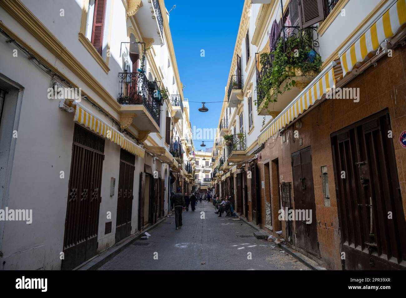 Gebäude im Kolonialstil in den Straßen von Tanger. Stockfoto