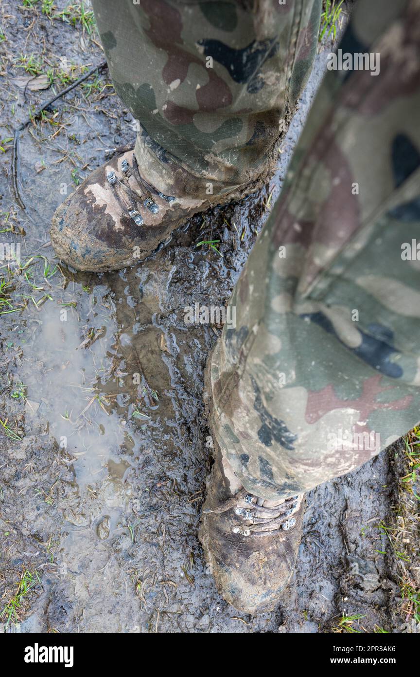 Schmutzige Soldaten-Stiefel nach den Übungen im Schlamm. Stockfoto
