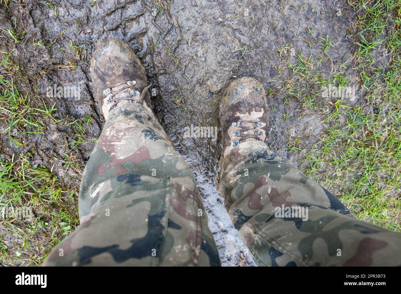 Schmutzige Soldaten-Stiefel nach den Übungen im Schlamm. Stockfoto