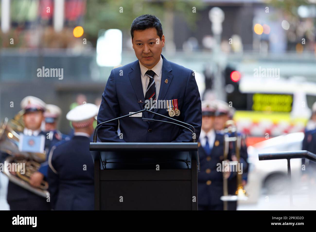 Sydney, Australien. 25. April 2023. Philip Chin RSL NSW, spricht während des ANZAC Day Sunset Service im Martin Place Cenotaph am 25. April 2023 in Sydney, Australien. Kredit: IOIO IMAGES/Alamy Live News Stockfoto