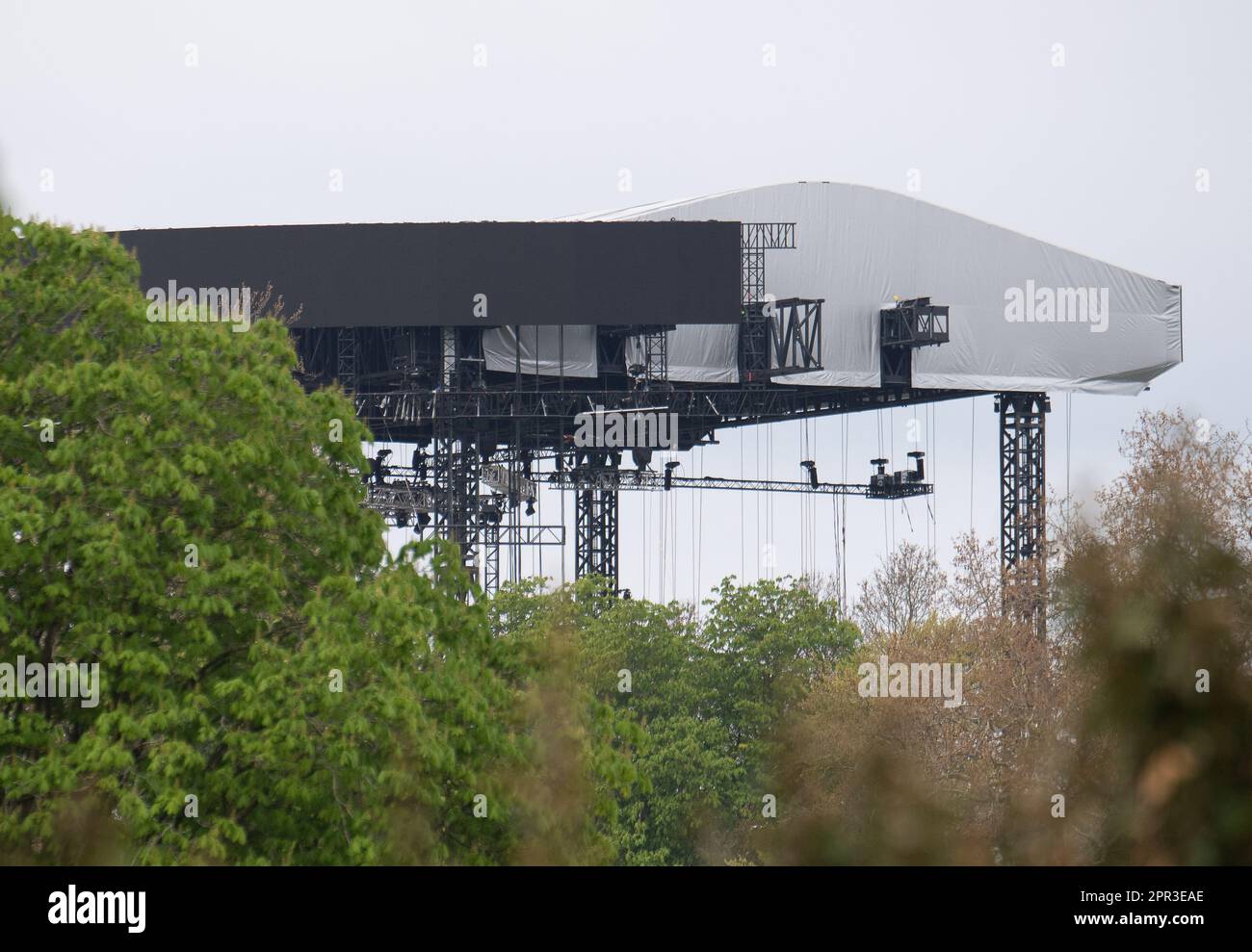 Windsor, Berkshire, Großbritannien. 26. April 2023. Die Bühne im Schloss Windsor auf dem östlichen Rasen ist bereit für das Krönungskonzert am Sonntag, den 7. Mai 2023. Tausende von Menschen haben sich über den Wahlzettel um Eintrittskarten für das Konzert beworben, und viele von ihnen waren begeistert, als sie gestern eine E-Mail erhielten, in der sie sagten, sie hätten nicht zugeteilte Tickets gewonnen, Als sie jedoch auf den Ticketmaster-Link klickten, um die Tickets zu erhalten, waren sie alle innerhalb von Minuten verschwunden, was viele Leute wütend und frustriert machte. Kredit: Maureen McLean/Alamy Live News Stockfoto