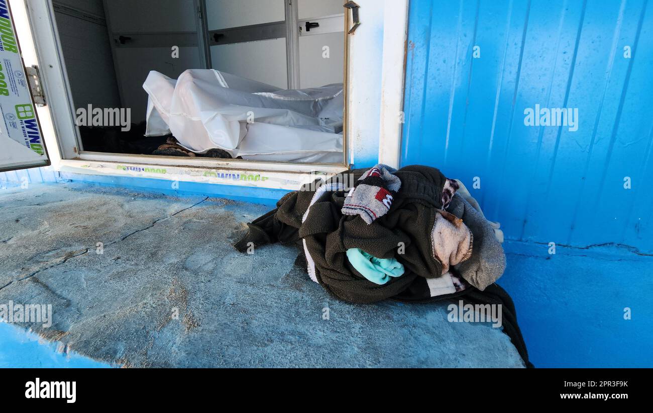 Garrabulli, Libyen. 25. April 2023. Am 25. April 2023 wurden in Garrabulli, Libyen, Leichen illegaler Migranten gesehen. Die libysche Küstenwache rettete am Dienstag 61 illegale Migranten und fand 11 Leichen vor der Küste von Garrabulli, etwa 55 km östlich der Hauptstadt Tripolis. Kredit: Hamza Turkia/Xinhua/Alamy Live News Stockfoto