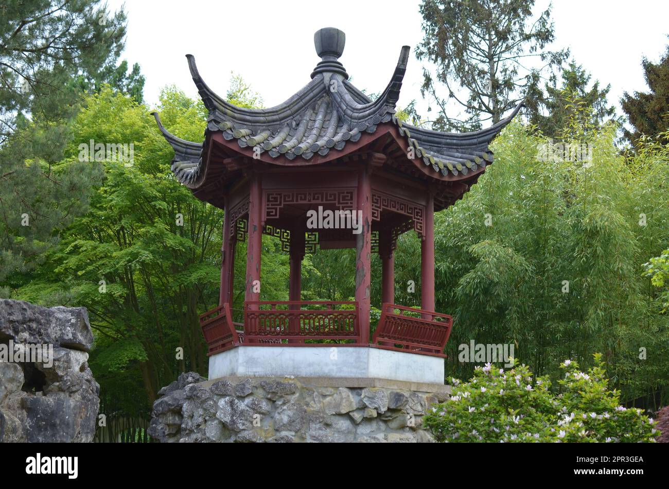HAREN, NIEDERLANDE - 23. MAI 2022: Wunderschöne Aussicht auf die orientalische Gartenlaube im chinesischen Garten Stockfoto