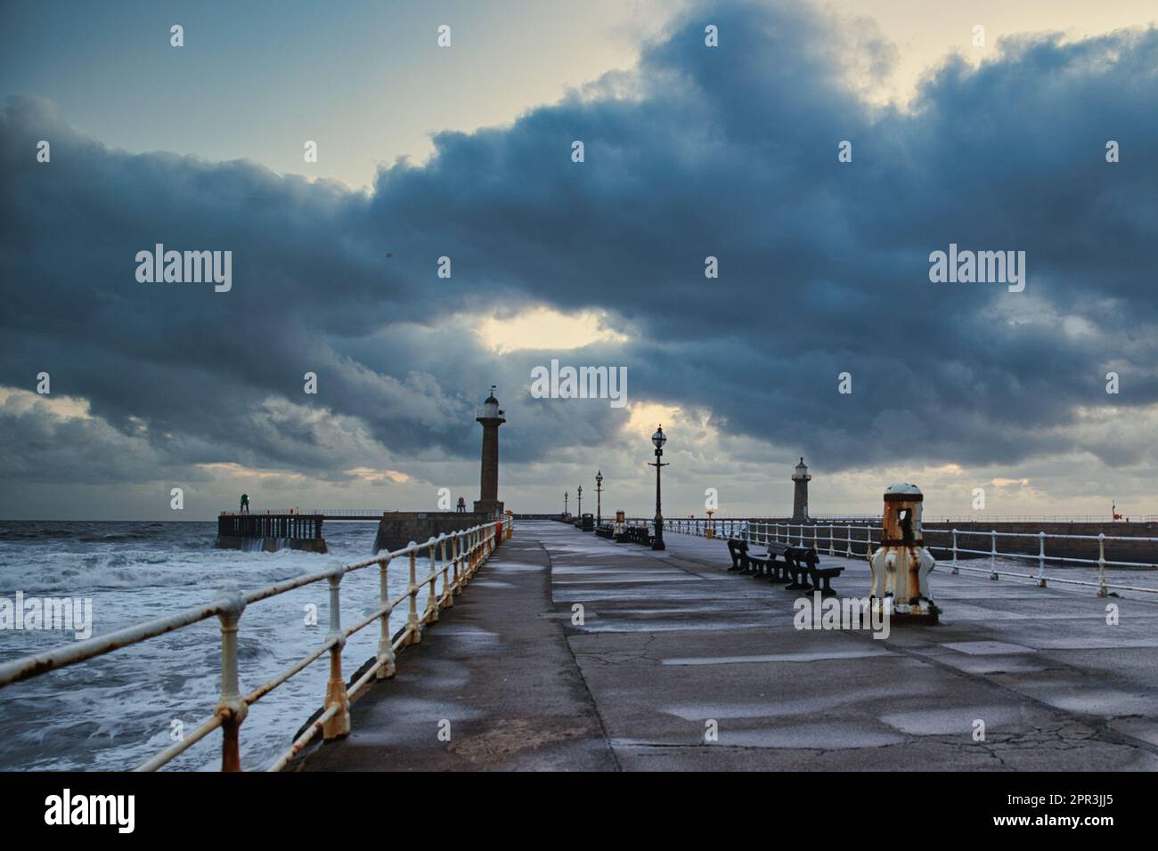 Blick auf das Meer entlang des Westpiers Stockfoto