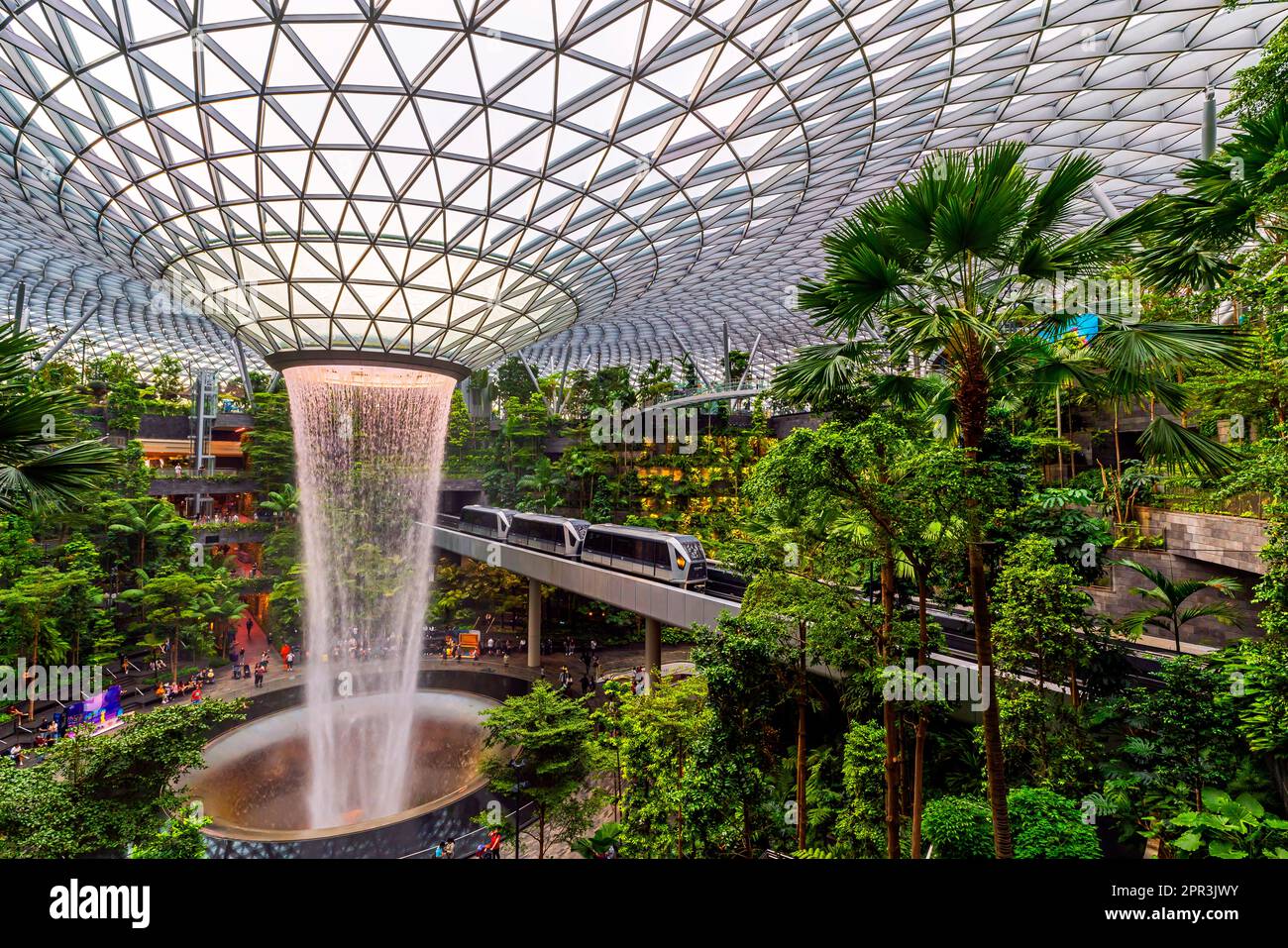 Singapur. Juwel, Wasserfall und Indoor Forest am Changi Airport Singapur. Singapur Changi wurde zum besten Flughafen der Welt gekrönt. Stockfoto