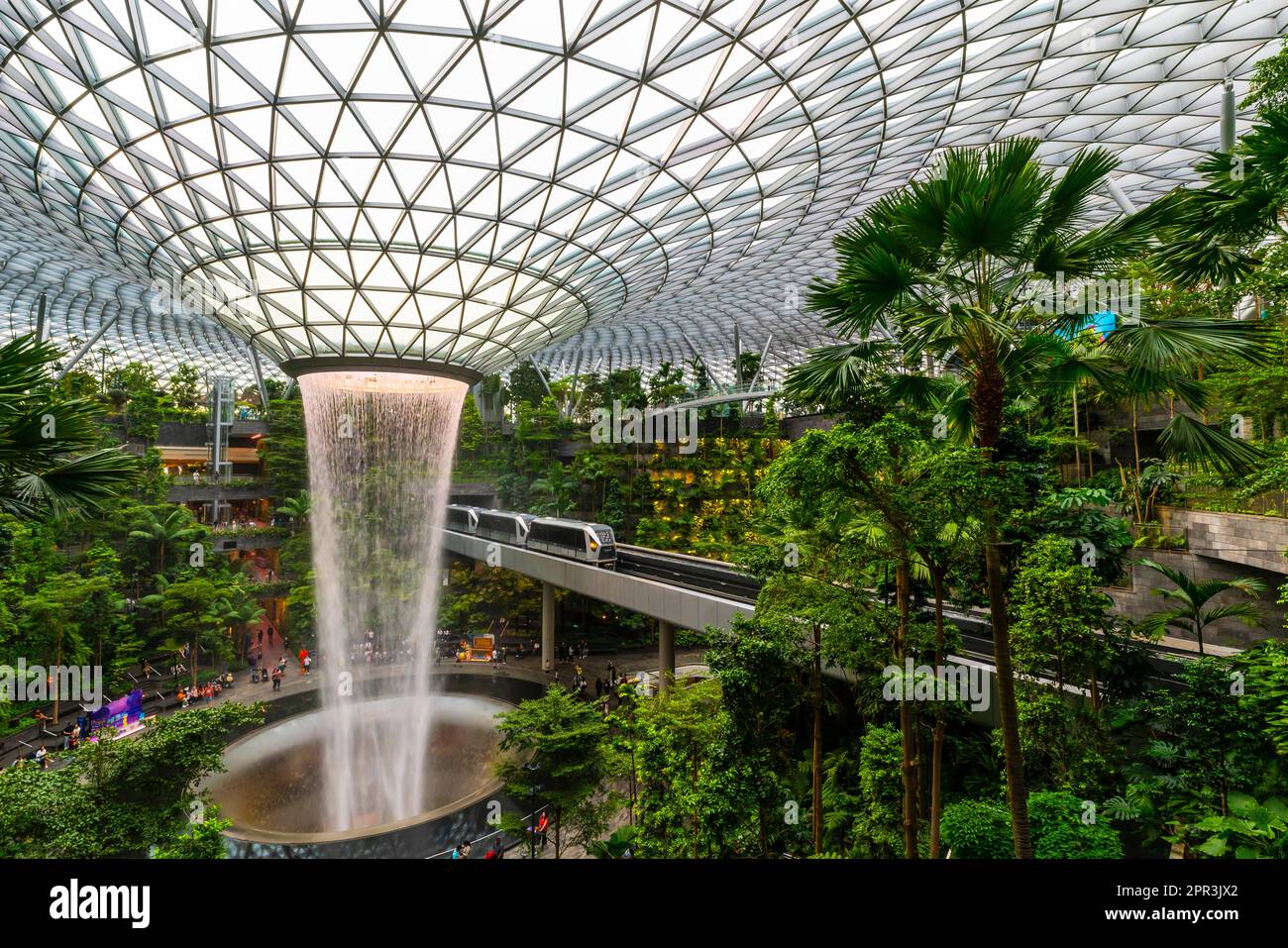 Singapur. Juwel, Wasserfall und Indoor Forest am Changi Airport Singapur. Singapur Changi wurde zum besten Flughafen der Welt gekrönt. Stockfoto