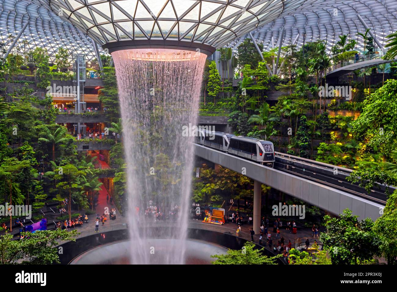 Singapur. Juwel, Wasserfall und Indoor Forest am Changi Airport Singapur. Singapur Changi wurde zum besten Flughafen der Welt gekrönt. Stockfoto