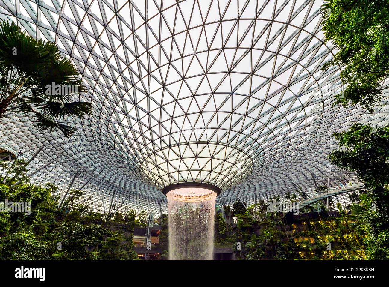 Singapur. Juwel, Wasserfall und Indoor Forest am Changi Airport Singapur. Singapur Changi wurde zum besten Flughafen der Welt gekrönt. Stockfoto