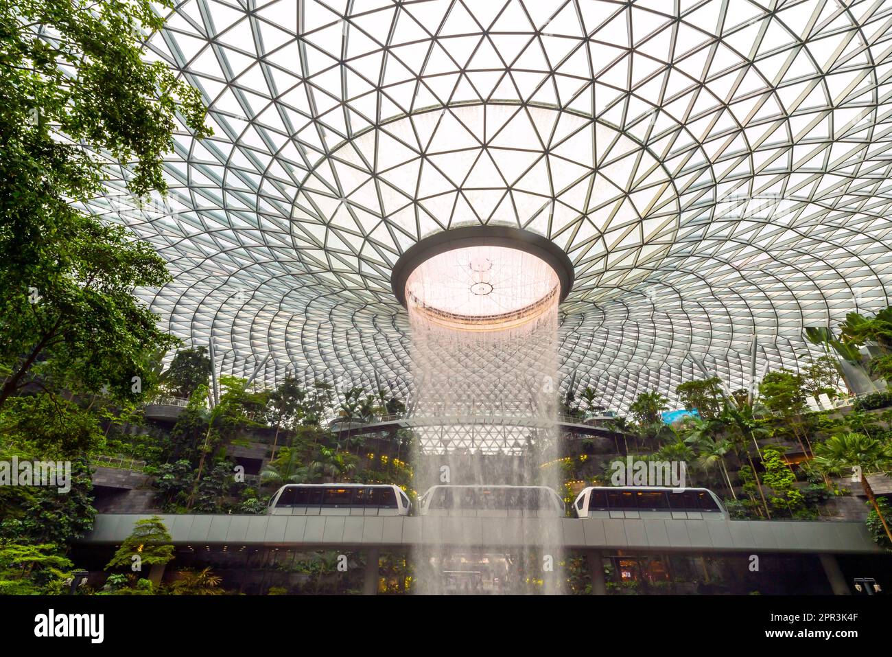Singapur. Juwel, Wasserfall und Indoor Forest am Changi Airport Singapur. Singapur Changi wurde zum besten Flughafen der Welt gekrönt. Stockfoto