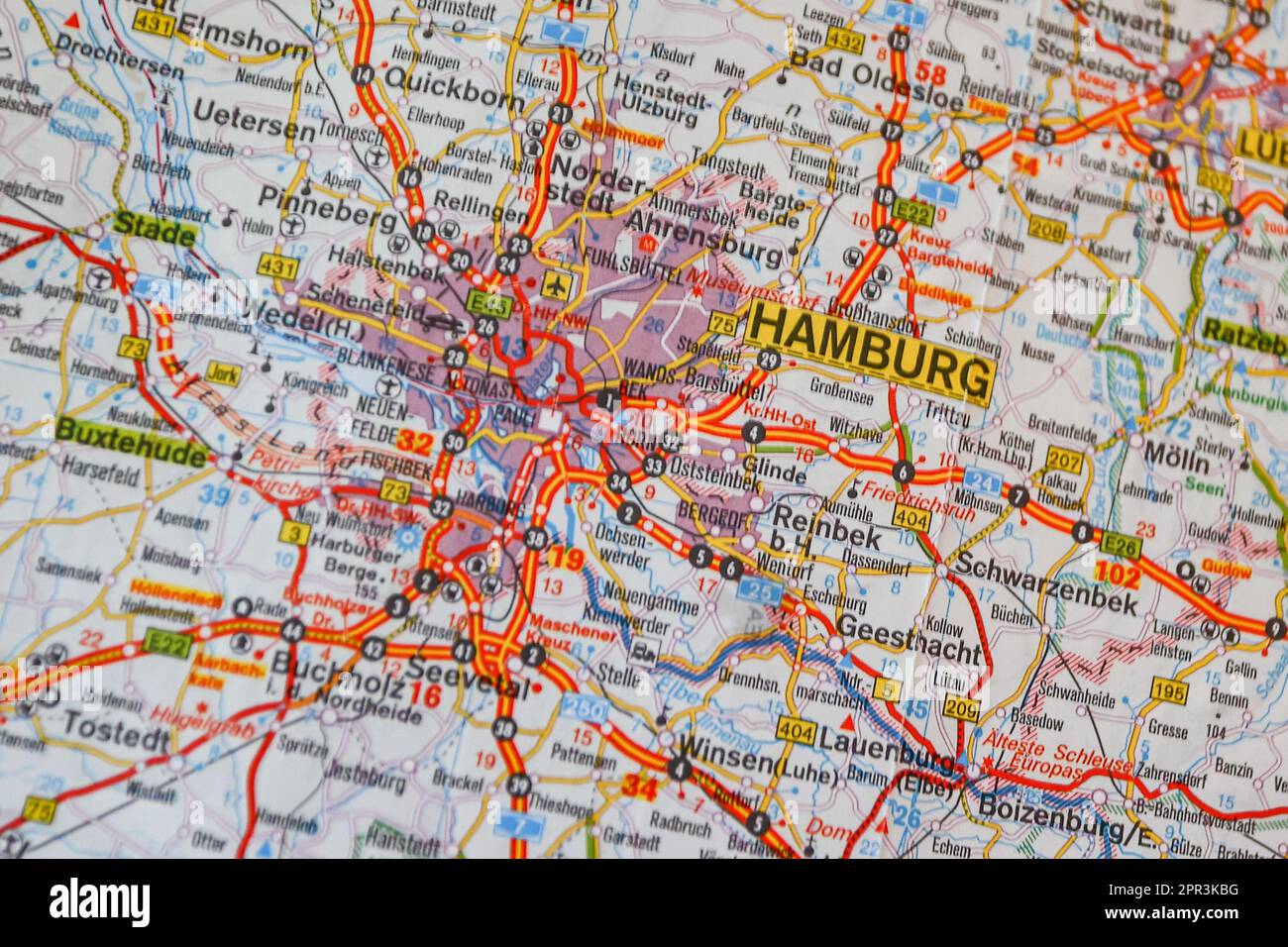 Ratingen, Deutschland, 26. April 2023. Blick auf die Deutsche Stadt Hamburg auf der Karte. Ab dem 1. Mai 2023 können Reisende in Deutschland einen Monat Stockfoto