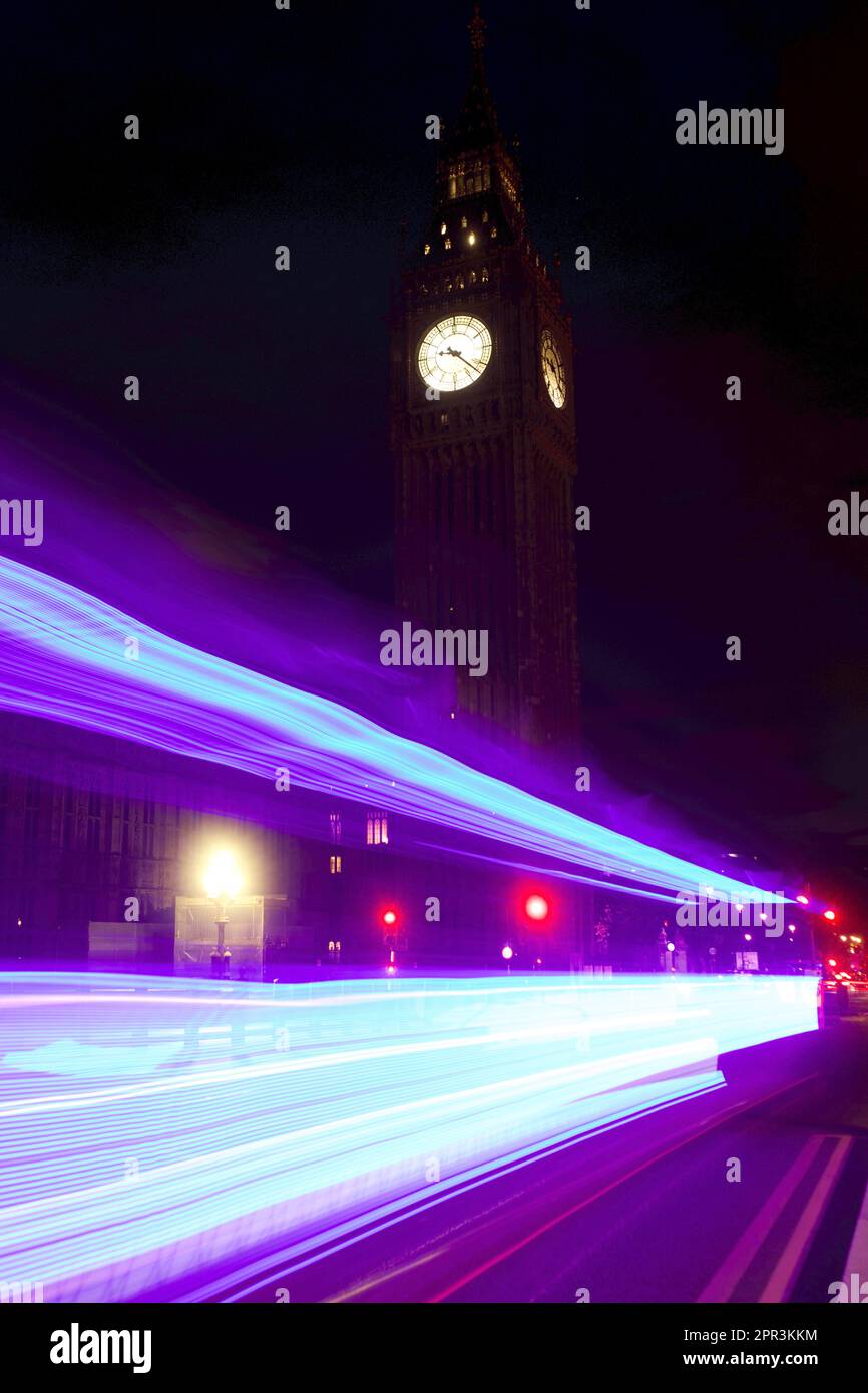 Lichtweg auf Big Ben London bei Nacht Stockfoto