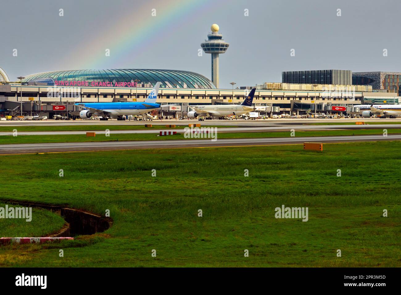 Blick auf den Flughafen Singapur Changi und den Regenbogen. Singapur. Stockfoto