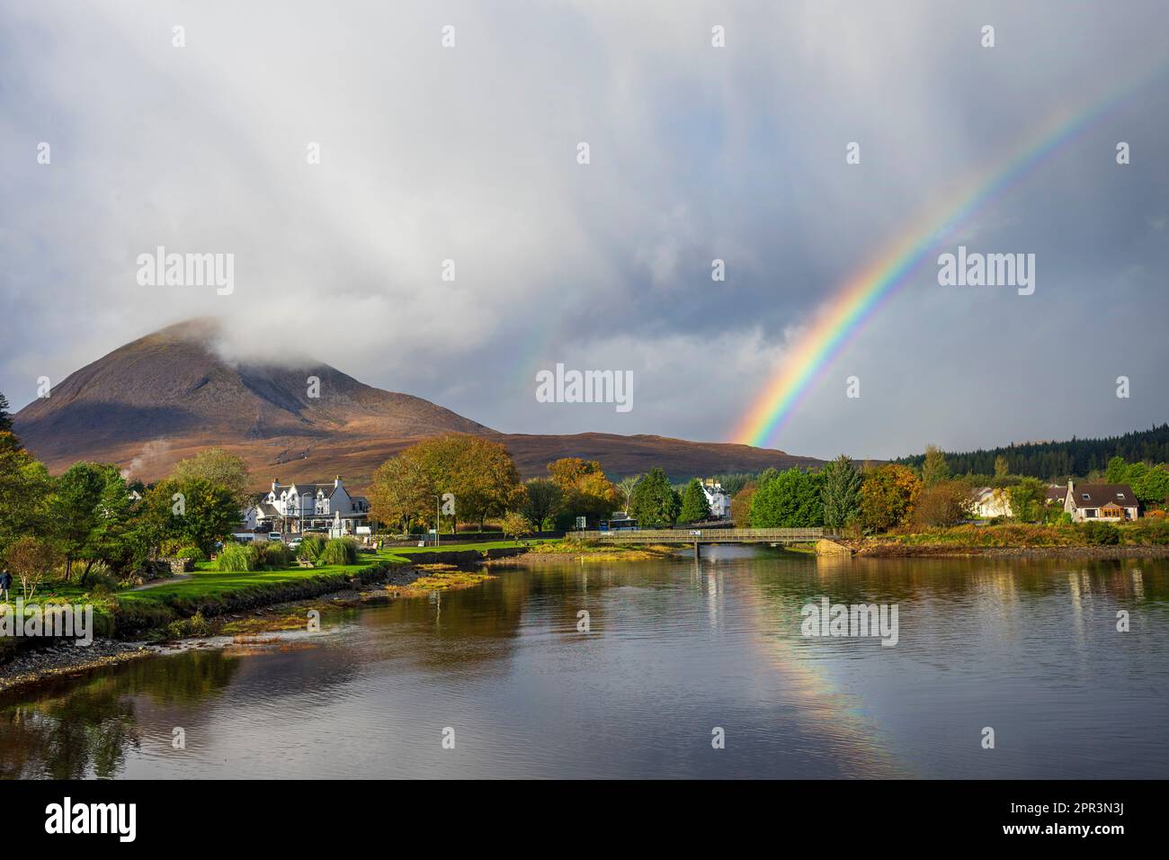 Broadford Isle of Skye mit Regenbogen Stockfoto