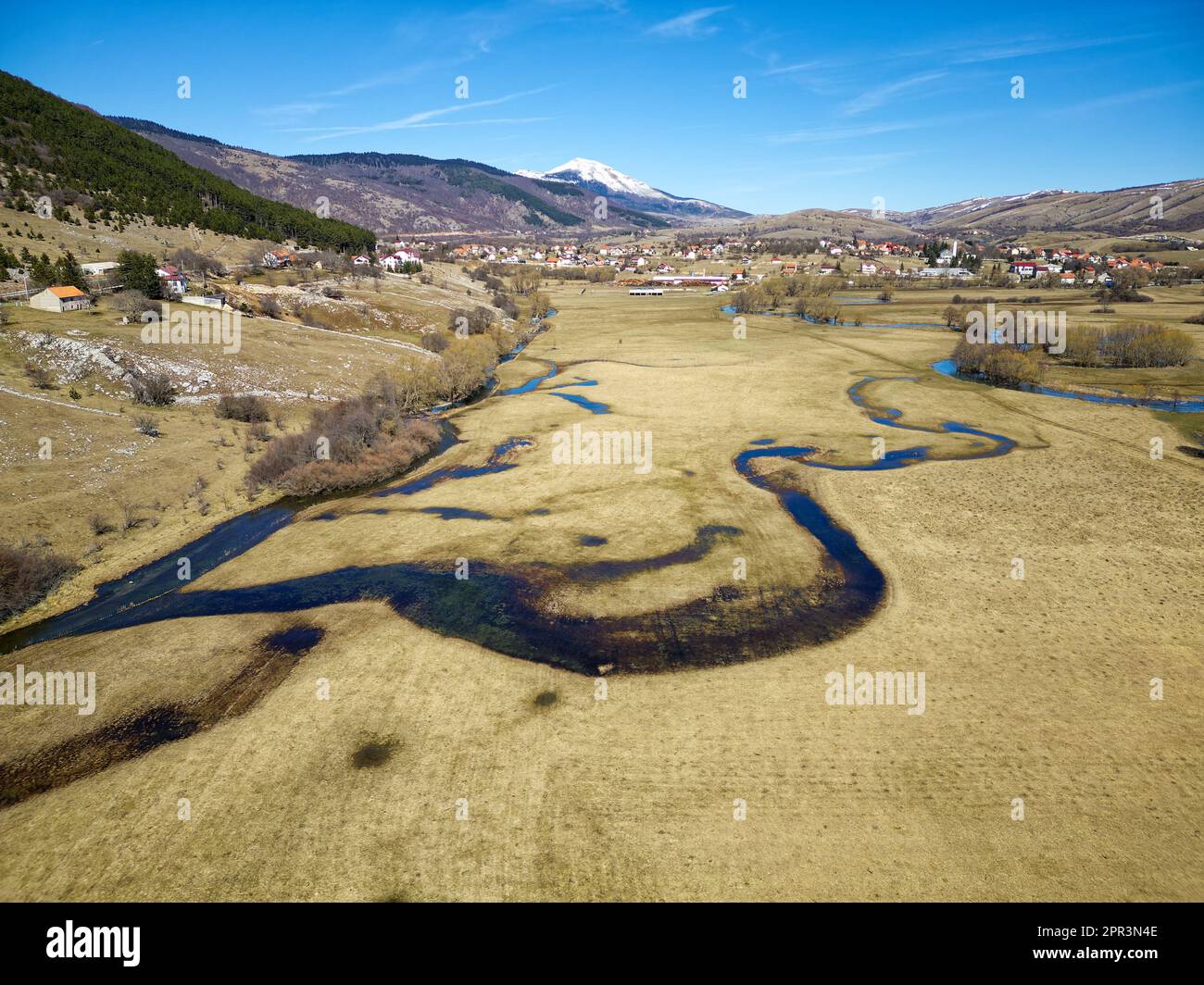 Draufsicht über einen herrlichen, wunderschönen Fluss mit Serpentinen. Lebendige Farben und wunderschöne Landschaft. Hintergrund und Texturen. Stockfoto