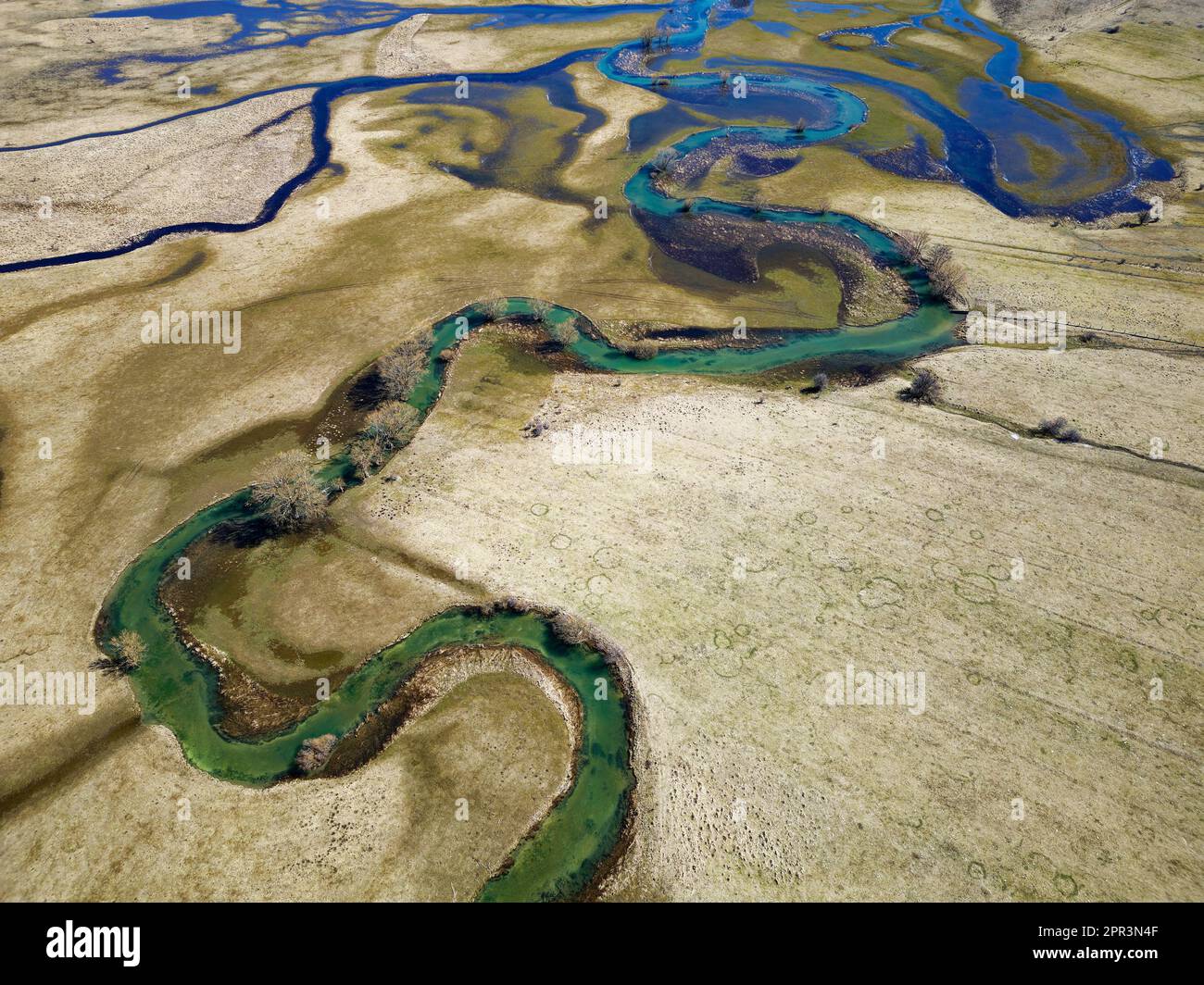 Draufsicht über einen herrlichen, wunderschönen Fluss mit Serpentinen. Lebendige Farben und wunderschöne Landschaft. Hintergrund und Texturen. Stockfoto