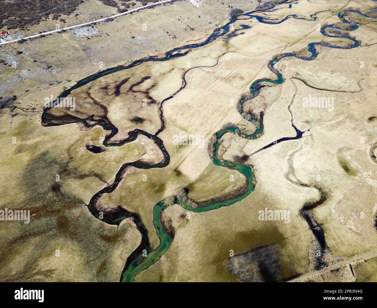 Draufsicht über einen herrlichen, wunderschönen Fluss mit Serpentinen. Lebendige Farben und wunderschöne Landschaft. Hintergrund und Texturen. Stockfoto