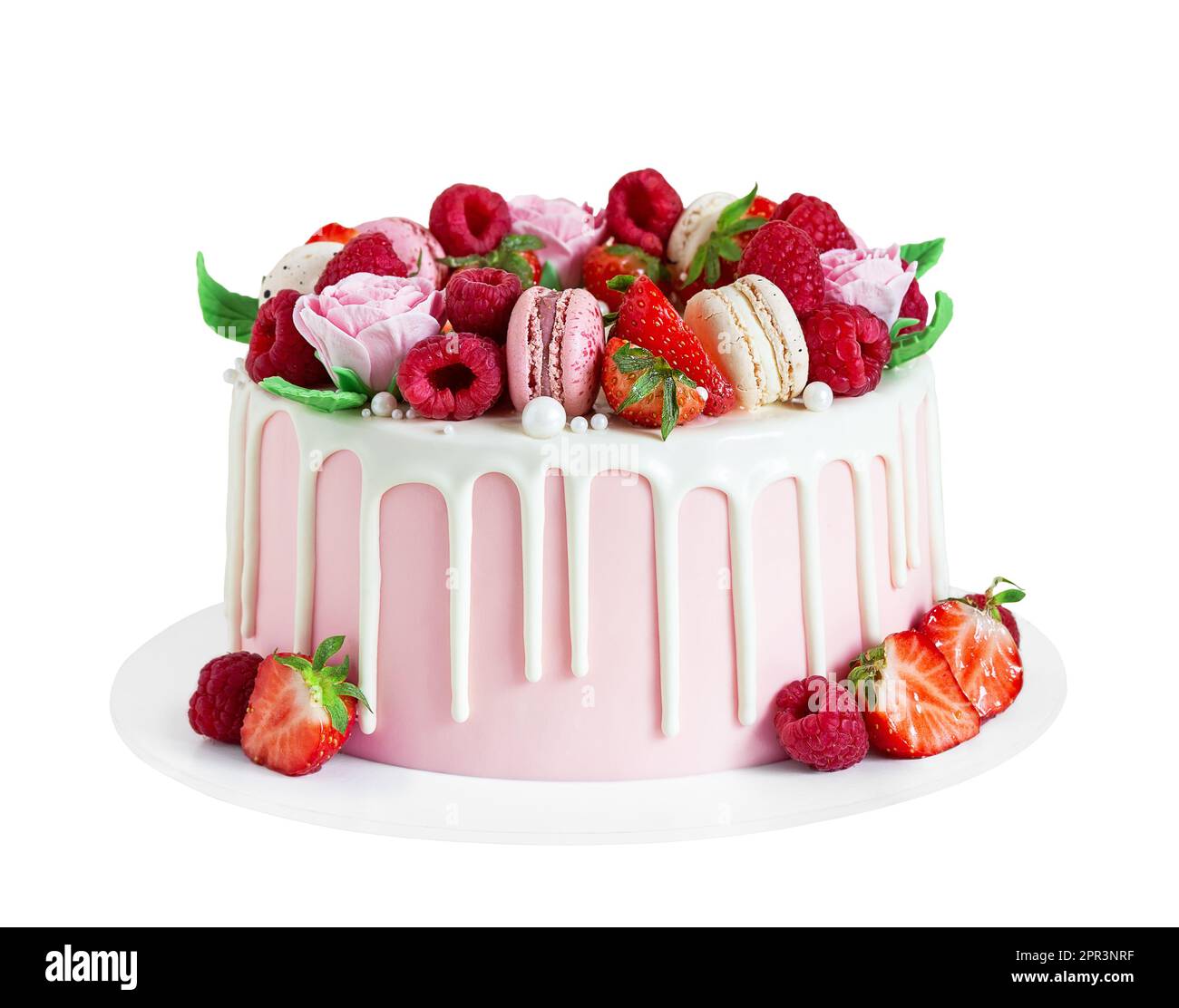 Süßer Geburtstagskuchen mit Beeren, Makronen und Blumendekor isoliert auf weißem Hintergrund. Wunderschöner rosa Kuchen dekoriert mit Makronen, Himbeeren, s Stockfoto