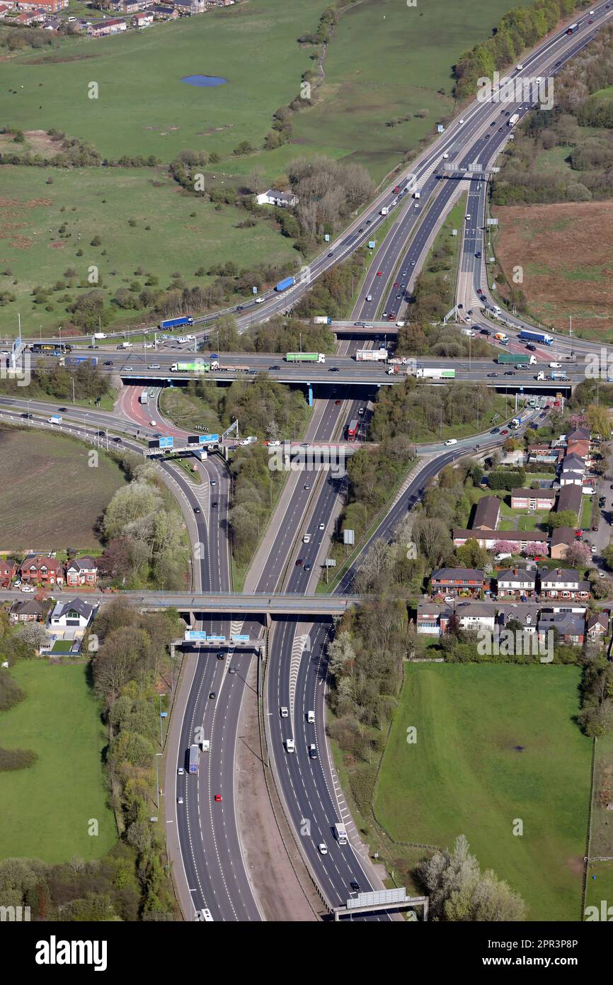 Simister Island, Kreuzung 18 der M62 & Kreuzung 4 der M66 Autobahn in Whitefield, Manchester M25 2RS (von Süden nach Norden) aus der Vogelperspektive Stockfoto