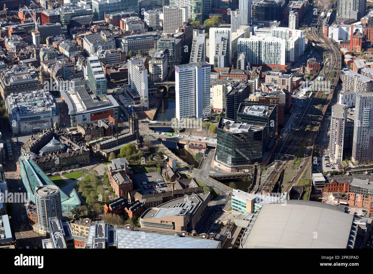 Luftaufnahme des Stadtzentrums von Manchester rund um den Fluss Irwell, National Football Museum, Shambles Square und Manchester Cathedral Stockfoto