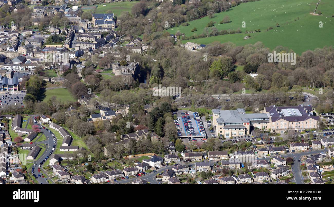 Luftaufnahme der Zentrale der Skipton Building Society und Skipton Castle auf der linken Seite, North Yorkshire, Großbritannien Stockfoto