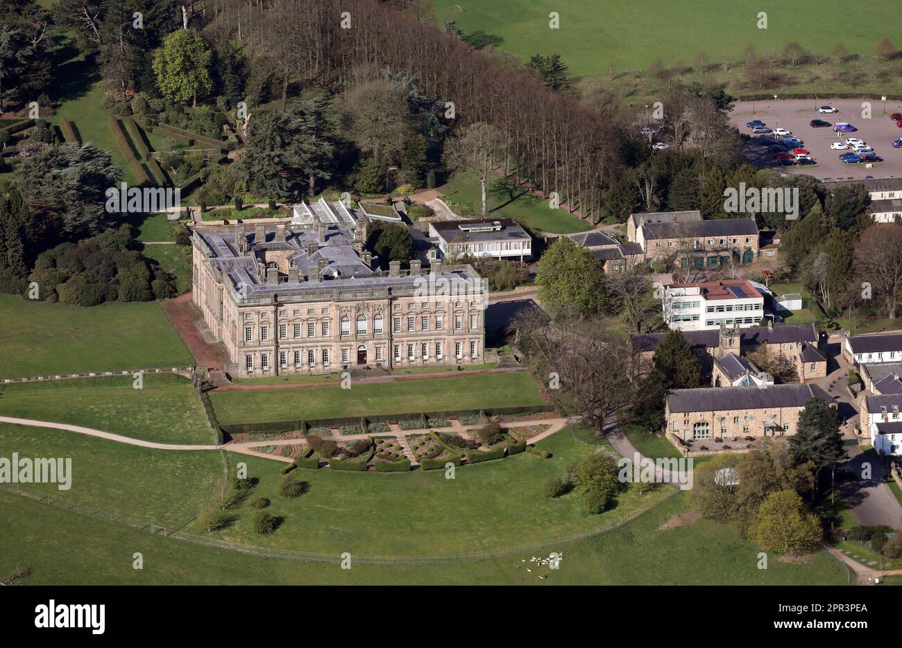 Blick aus der Vogelperspektive auf Wentworth Castle & Gardens, Barnsley, South Yorkshire. Das Haupthaus wird vom Northern College genutzt. Die Studentenhäuser sind hier rechts. Stockfoto