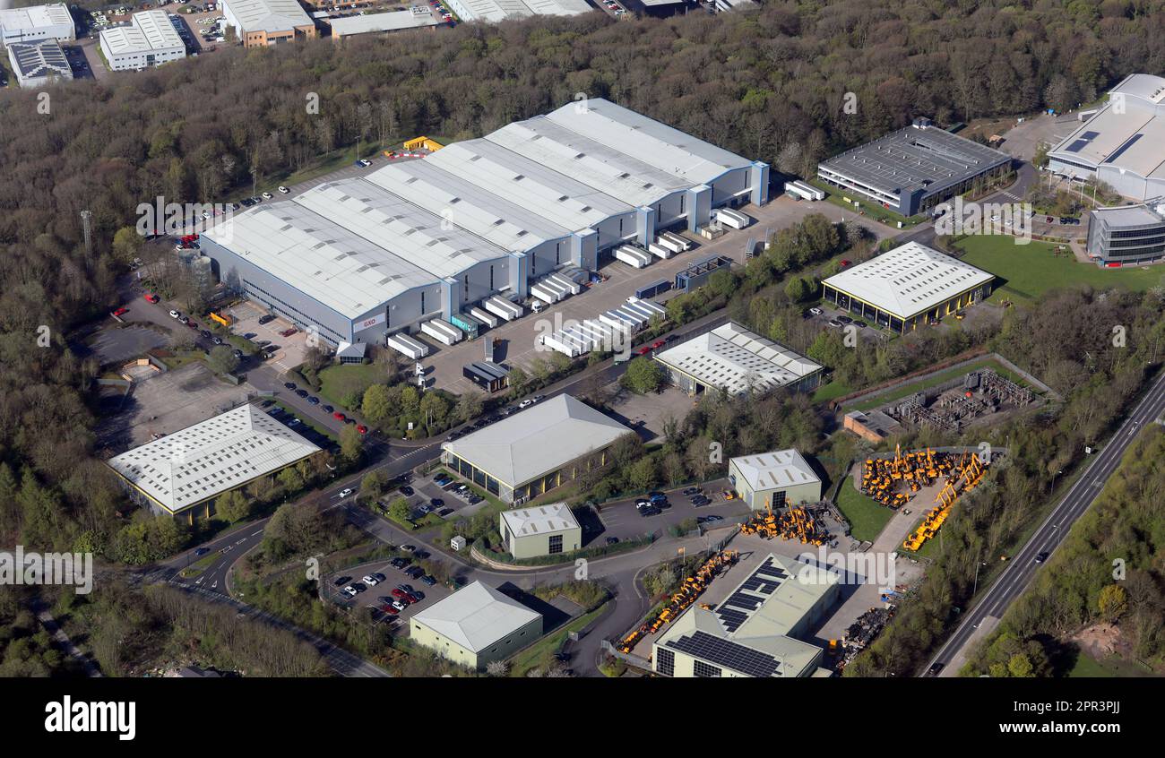 Luftaufnahme des GXO Logistiklagers gleich neben der Autobahn M1 an der Kreuzung 35A, Chapeltown, Sheffield Stockfoto