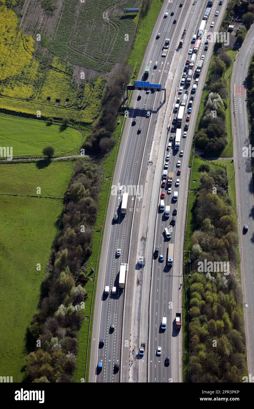 Luftaufnahme einer durch einen Unfall auf der Autobahn M62 blockierten Straße. Dies blickt nach Osten in Richtung der Anschlussstelle M62/M1 nahe East Ardsley, W Yorkshire Stockfoto