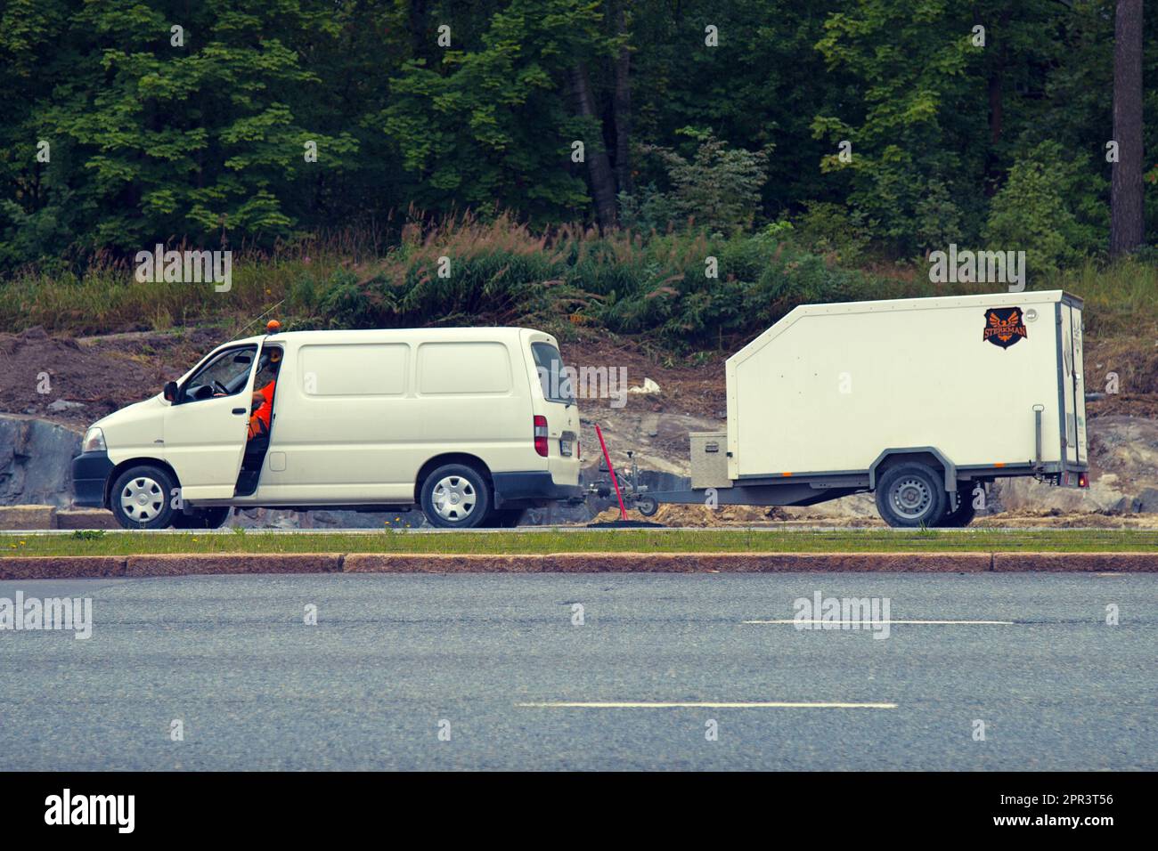 Umgebung von Helsinki, Finnland - 20. August 2017: Nutzfahrzeug auf der Autobahn mit Anhänger, Doppelfahrzeug zum Transport von Lasten und zur Freizeitgestaltung Stockfoto