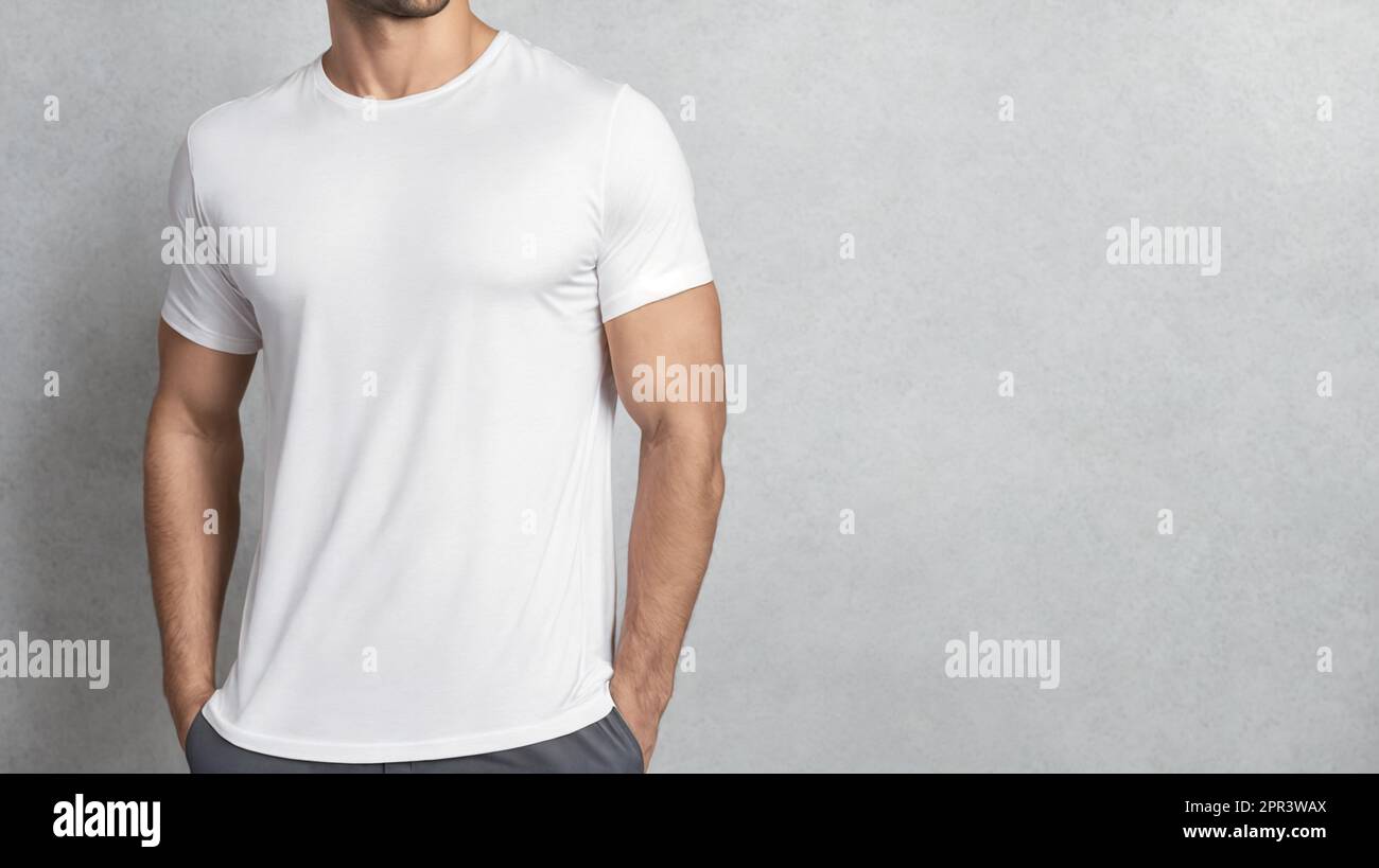 Sportlicher Mann mit weißem T-Shirt auf grauem Hintergrund. Vorlage oder Modell für Bekleidungsdesign Stockfoto