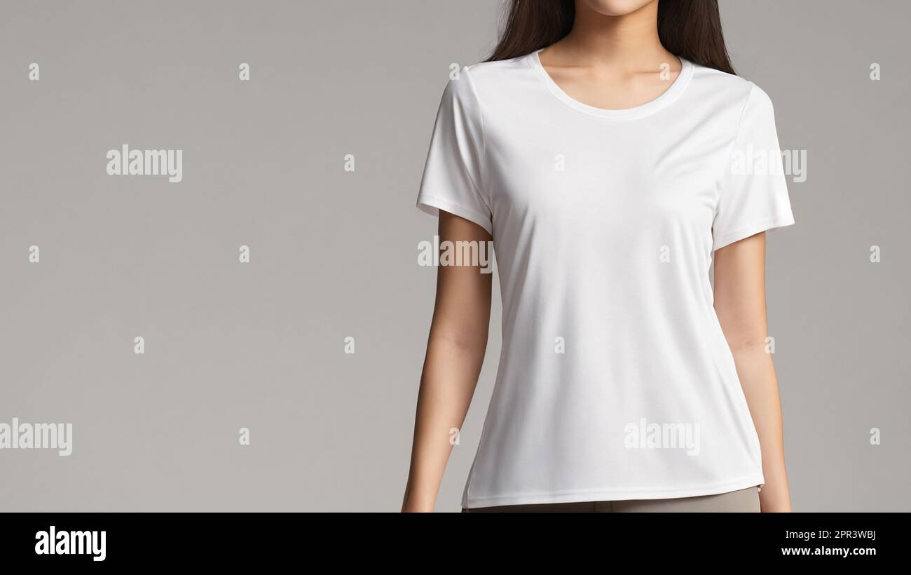 Eine Asiatin trägt ein weißes T-Shirt auf grauem Hintergrund. Vorlage oder Modell für Bekleidungsdesign Stockfoto