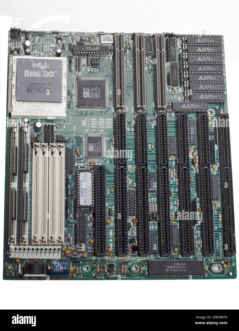 Russland, Moskau - 7. april 2010: Seltenes Sammlerstück IBM PC 486. Intel 486 Prozessor. Stockfoto