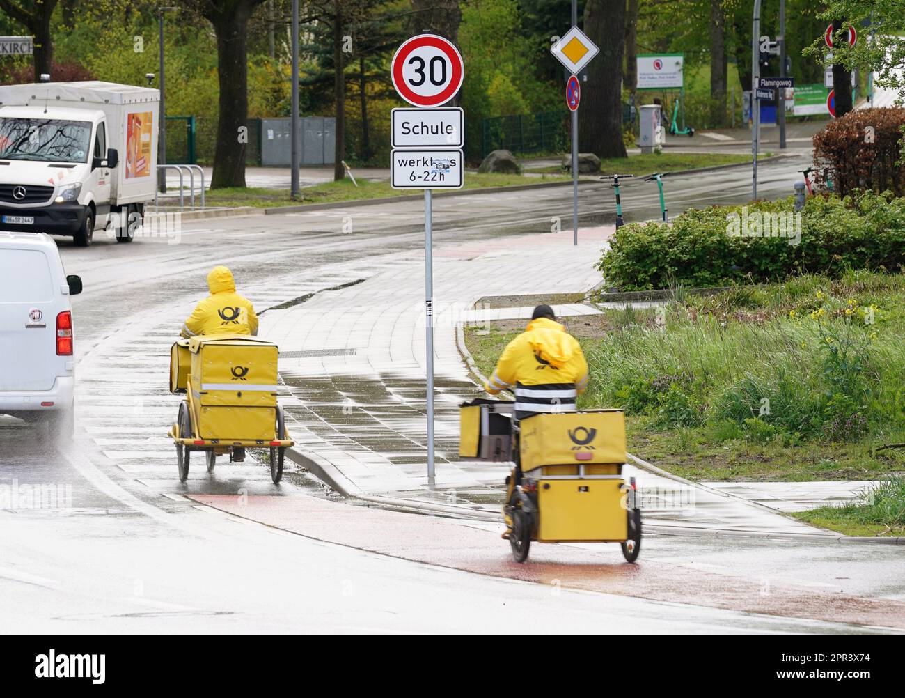 Hamburg, Deutschland. 26. April 2023. Briefträger machen ihre Runden auf ihren Firmenfahrrädern. Kredit: Marcus Brandt/dpa/Alamy Live News Stockfoto