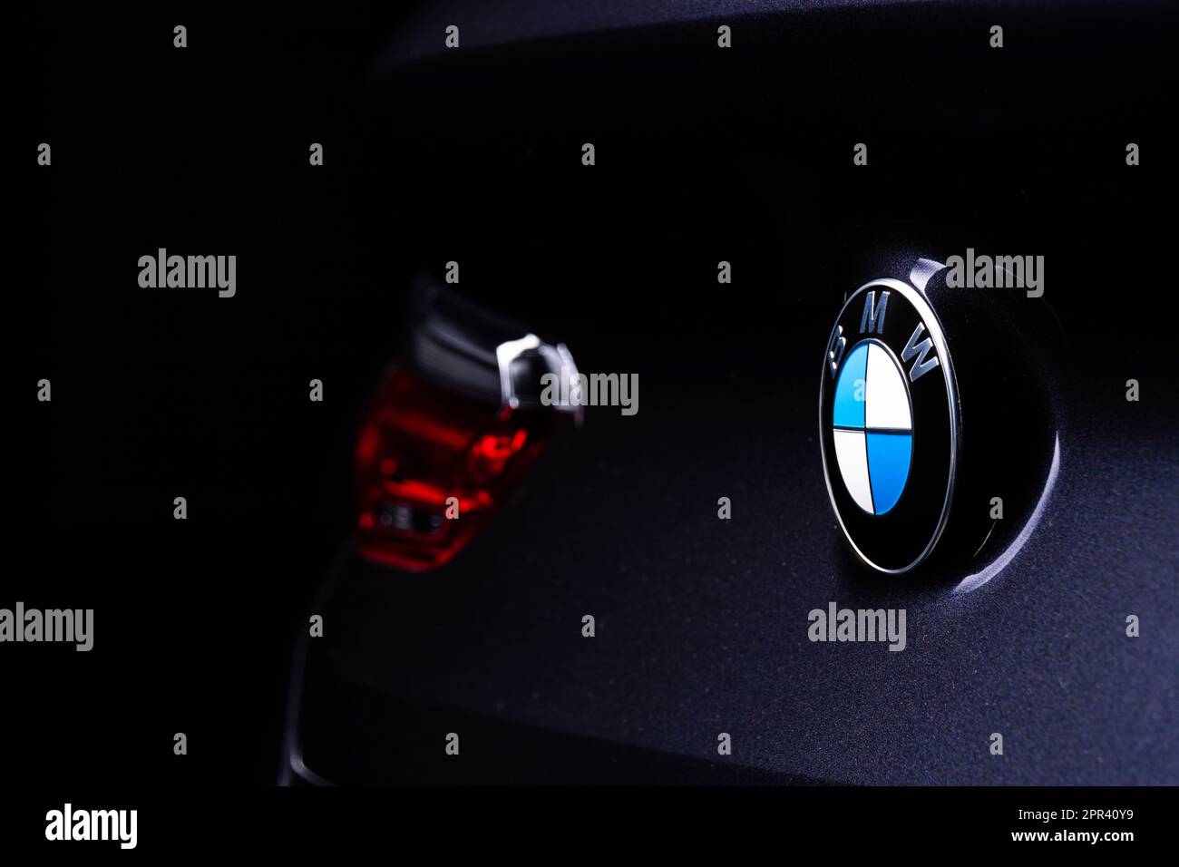 BMW-Abzeichen auf M8 Competition Coupé Stockfoto