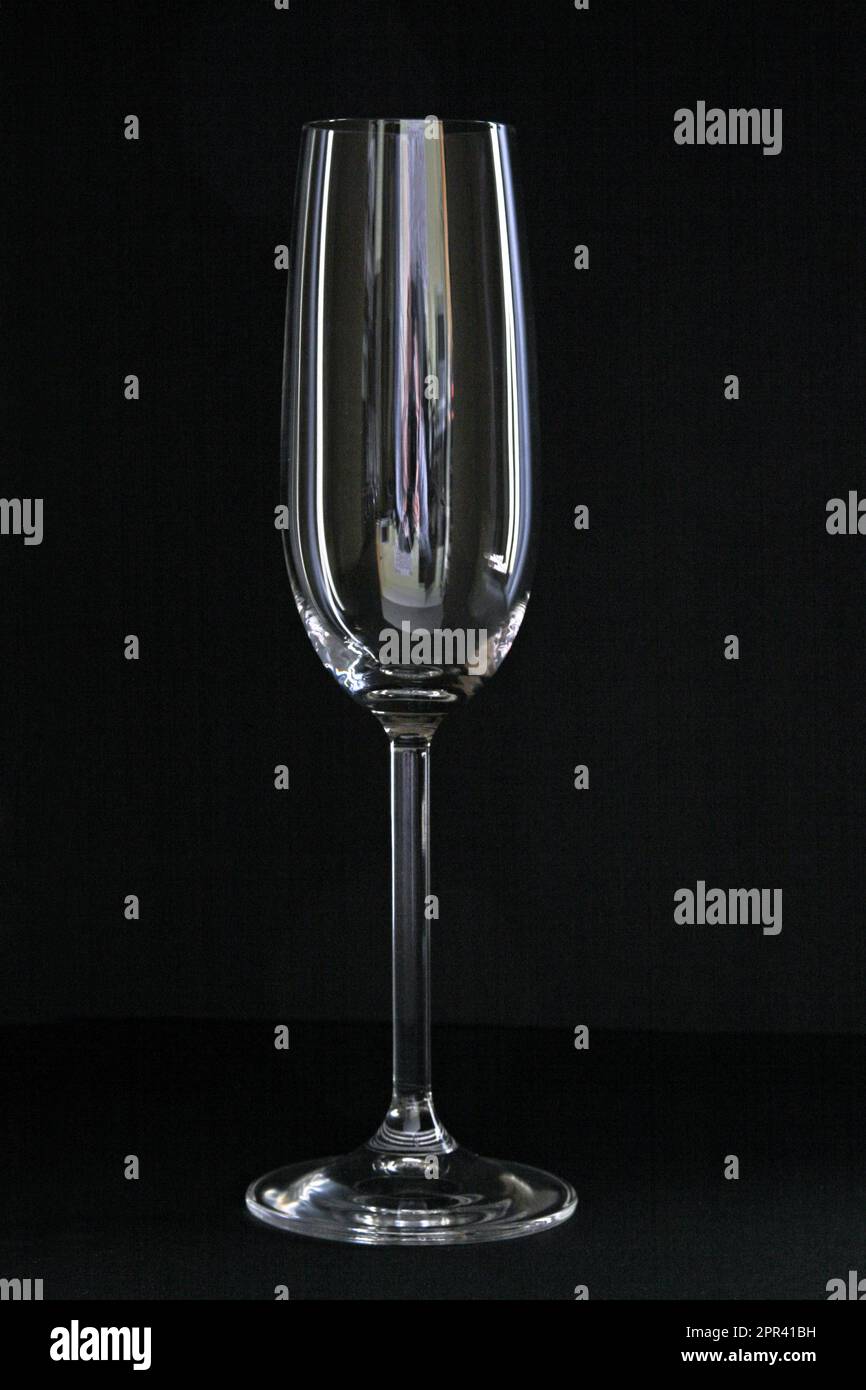 Champagner tulpenglas -Fotos und -Bildmaterial in hoher Auflösung – Alamy
