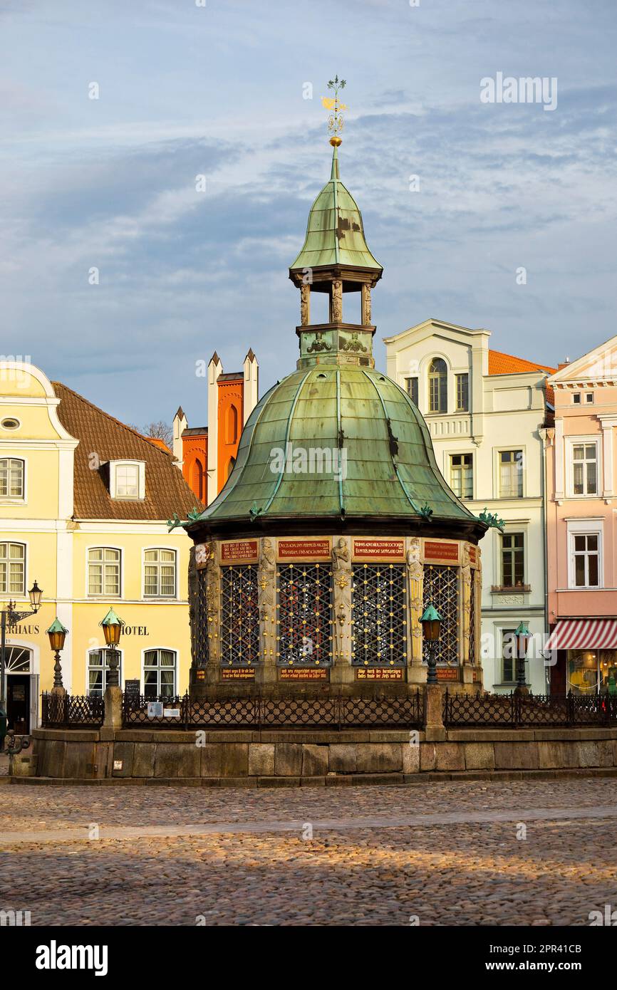 Wismarer Wasserwerk mit Kopfsteinpflaster auf dem Marktplatz, UNESCO-Weltkulturerbe, Deutschland, Mecklenburg-Vorpommern, Wismar Stockfoto