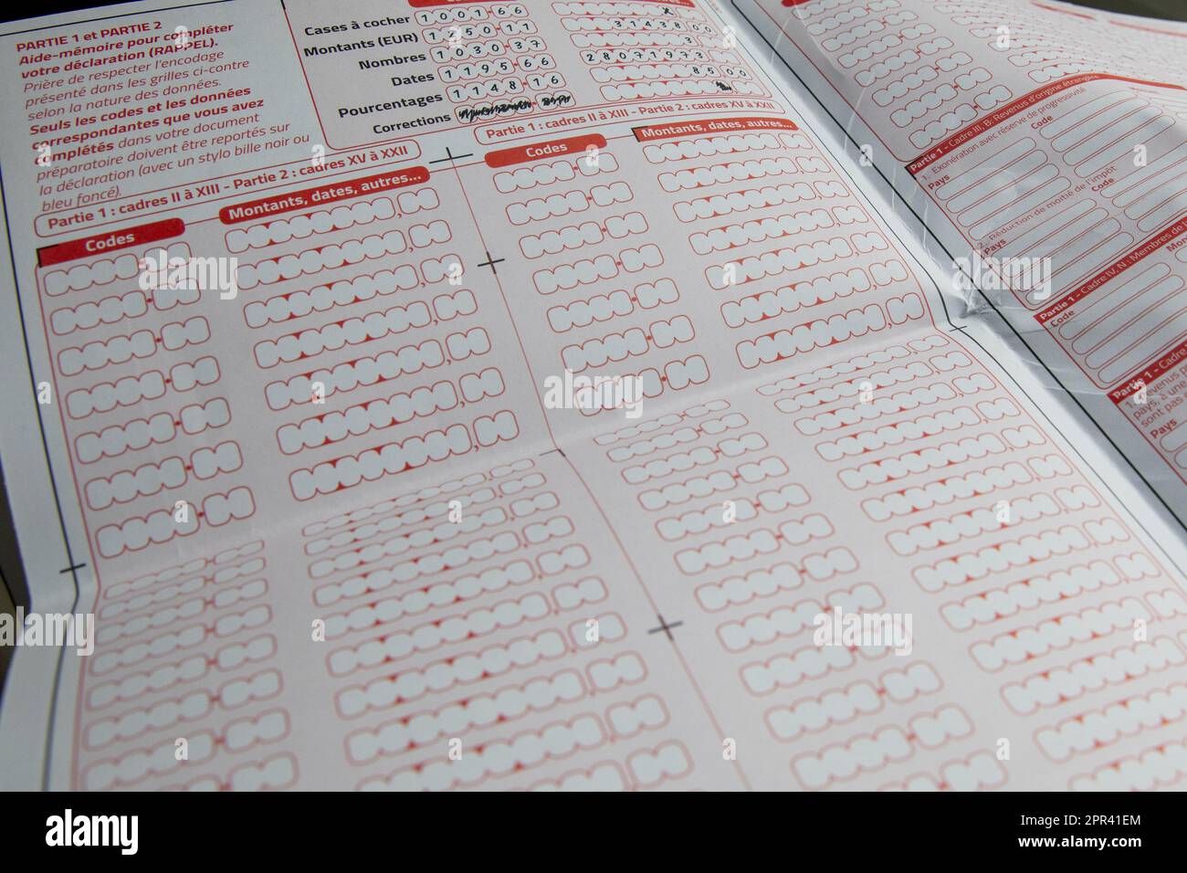 Brüssel, Belgien. 26. April 2023. Abbildung zeigt die Einkommenserklärung 2023 auf einer Pressekonferenz des Bundesfinanzministeriums zur Einkommensteuererklärung 2023 am Mittwoch, den 26. April 2023 in Brüssel. Die steuerlichen Neuerungen auf föderaler und regionaler Ebene, die geschlechtsneutrale Rückführung, die Harmonisierung der Einreichungsfristen und der Dienst zur Unterstützung der Bürger bei der Rückführung werden vorgestellt, außerdem werden einige praktische Fragen erörtert BELGA PHOTO HATIM KAGHAT Credit: Belga News Agency/Alamy Live News Stockfoto