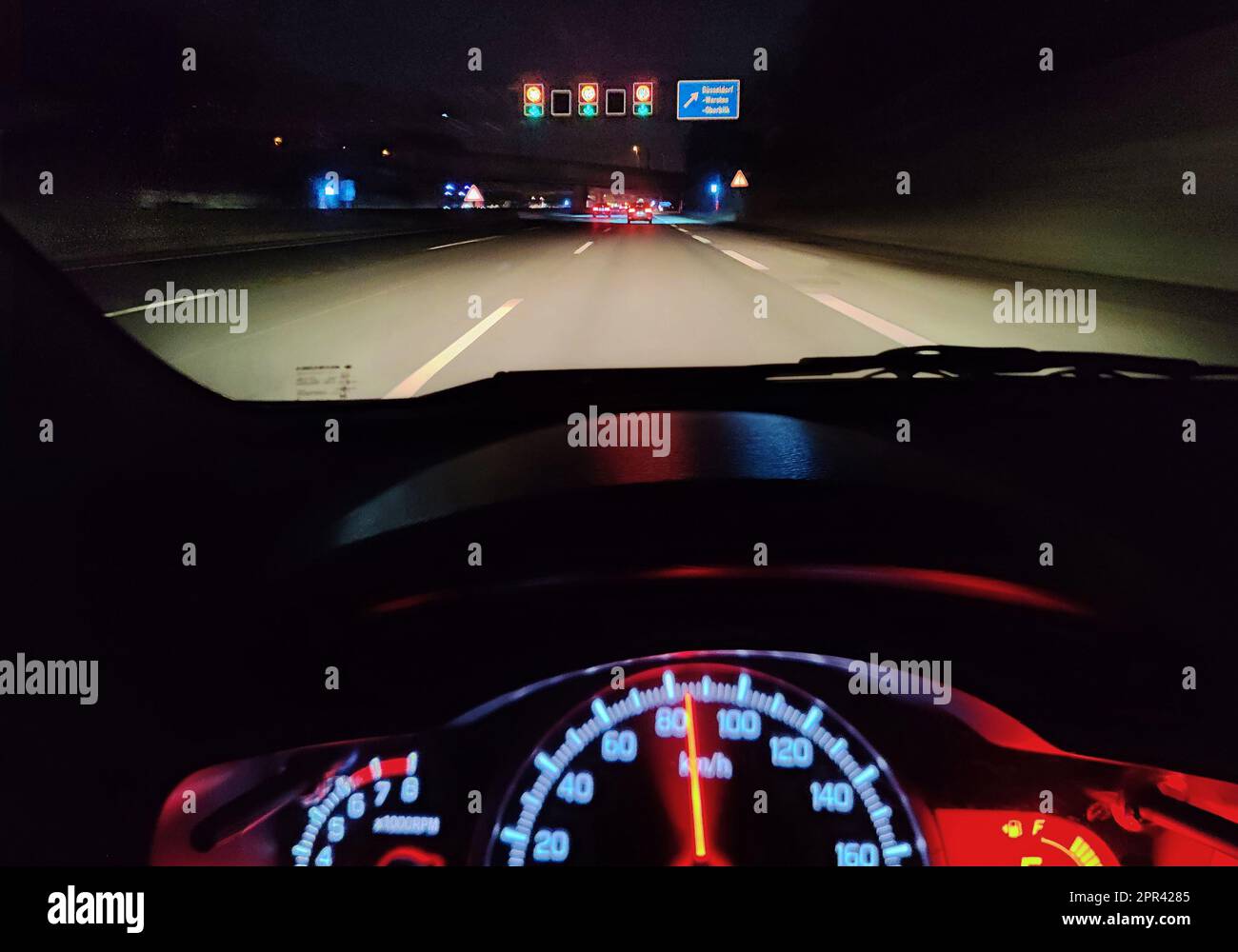 Autofahrt bei Nacht auf der Autobahn A46, Deutschland, Nordrhein-Westfalen Stockfoto