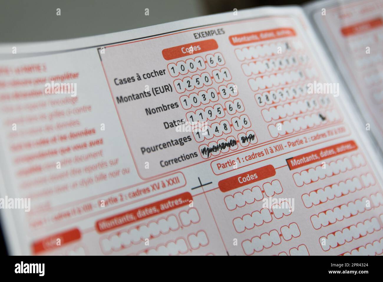 Brüssel, Belgien. 26. April 2023. Abbildung zeigt die Einkommenserklärung 2023 auf einer Pressekonferenz des Bundesfinanzministeriums zur Einkommensteuererklärung 2023 am Mittwoch, den 26. April 2023 in Brüssel. Die steuerlichen Neuerungen auf föderaler und regionaler Ebene, die geschlechtsneutrale Rückführung, die Harmonisierung der Einreichungsfristen und der Dienst zur Unterstützung der Bürger bei der Rückführung werden vorgestellt, außerdem werden einige praktische Fragen erörtert BELGA PHOTO HATIM KAGHAT Credit: Belga News Agency/Alamy Live News Stockfoto