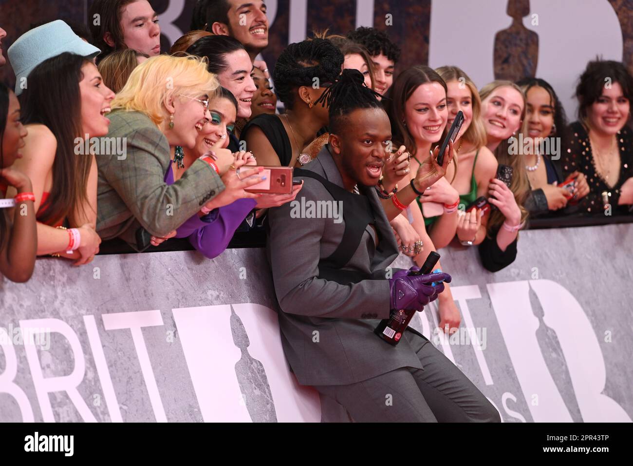 Foto muss gutgeschrieben werden ©Alpha Press 079965 08/02/2022 KSI AKA Olajide Olatunji bei den BRIT Awards 2022 in der O2 Arena in London Stockfoto