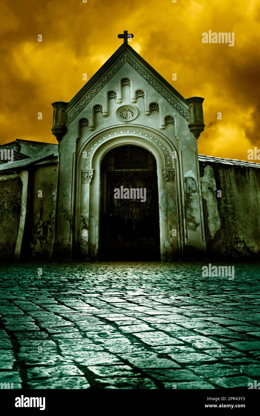 gotische Kirche und Kopfsteinpflaster mit dramatischem Licht, Bucheinband-Design Stockfoto