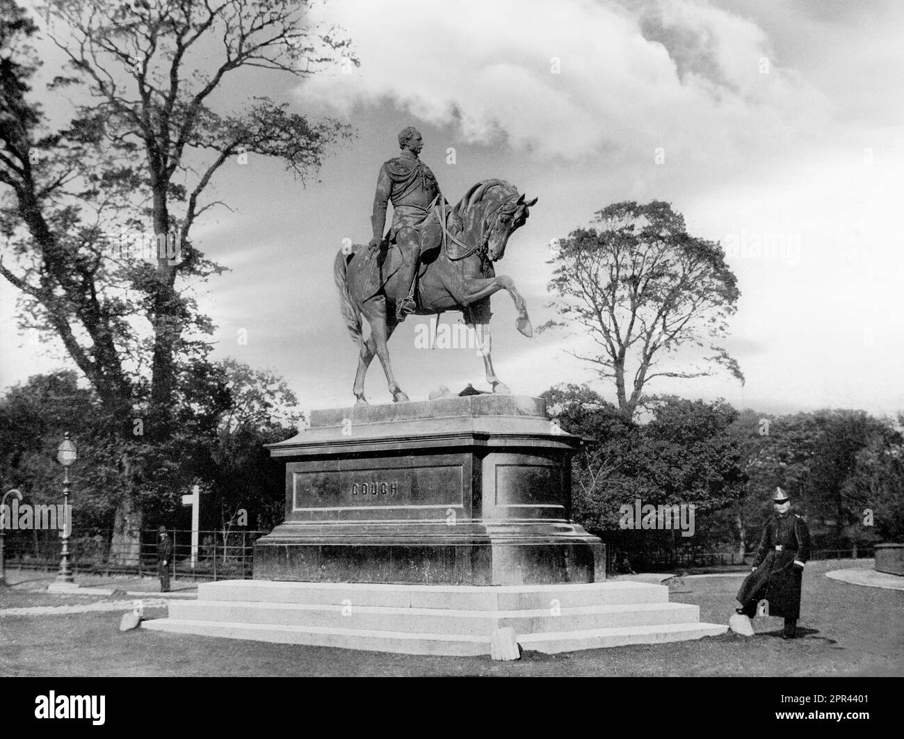 Eine Fotografie aus dem späten 19. Jahrhundert eines RIC-Polizisten neben der Gough-Statue, bei der Skulptur J.H. Foley, im Phoenix Park in Dublin, Irland. Feldmarschall Gough. Als irischer Einheimischer aus Woodhouse, County Limerick, nahm er an einer Reihe britischer Militärkampagnen Teil und starb 1869. Stockfoto