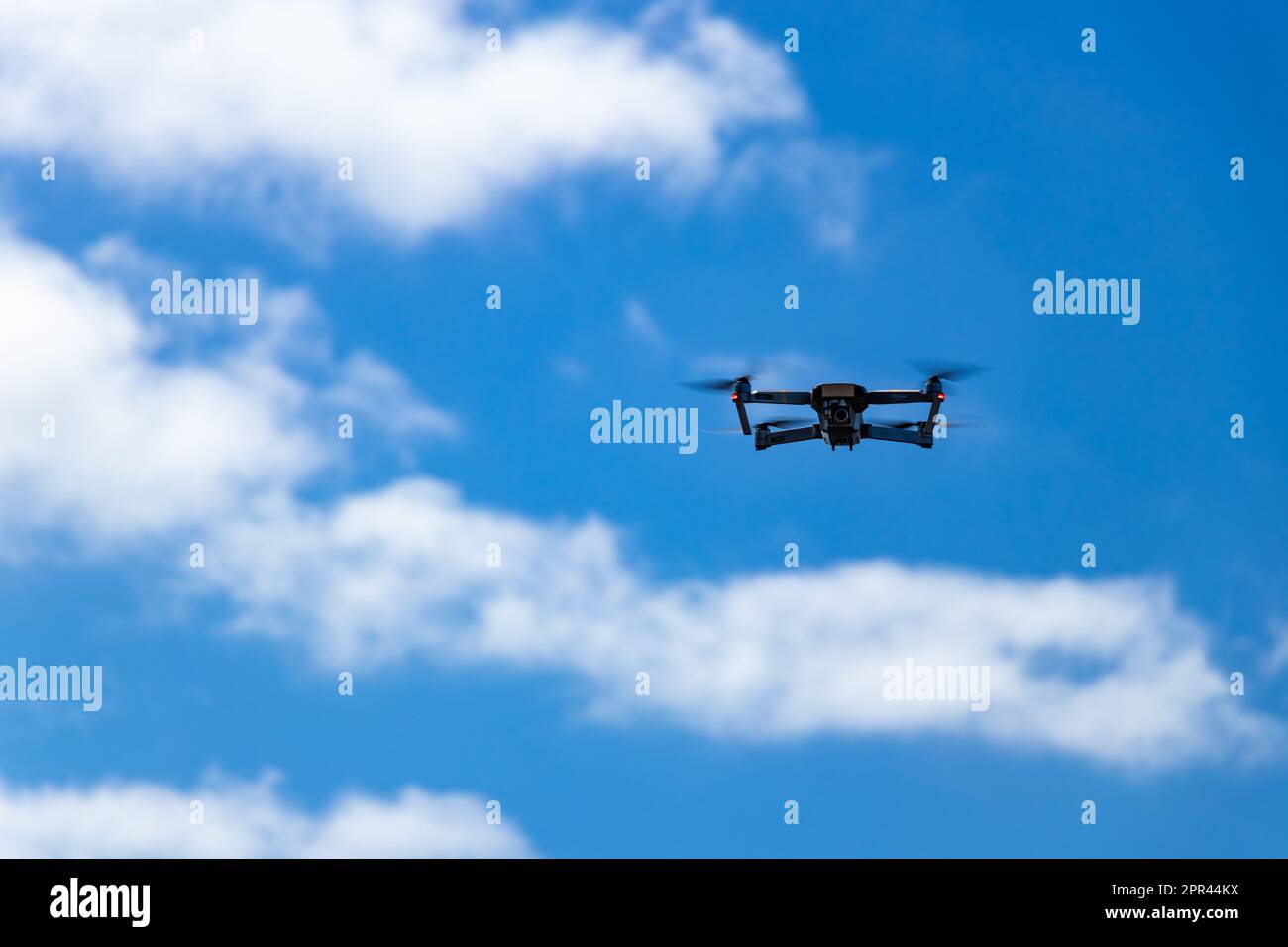 DJI-Drohne schwebt in der Luft Stockfoto