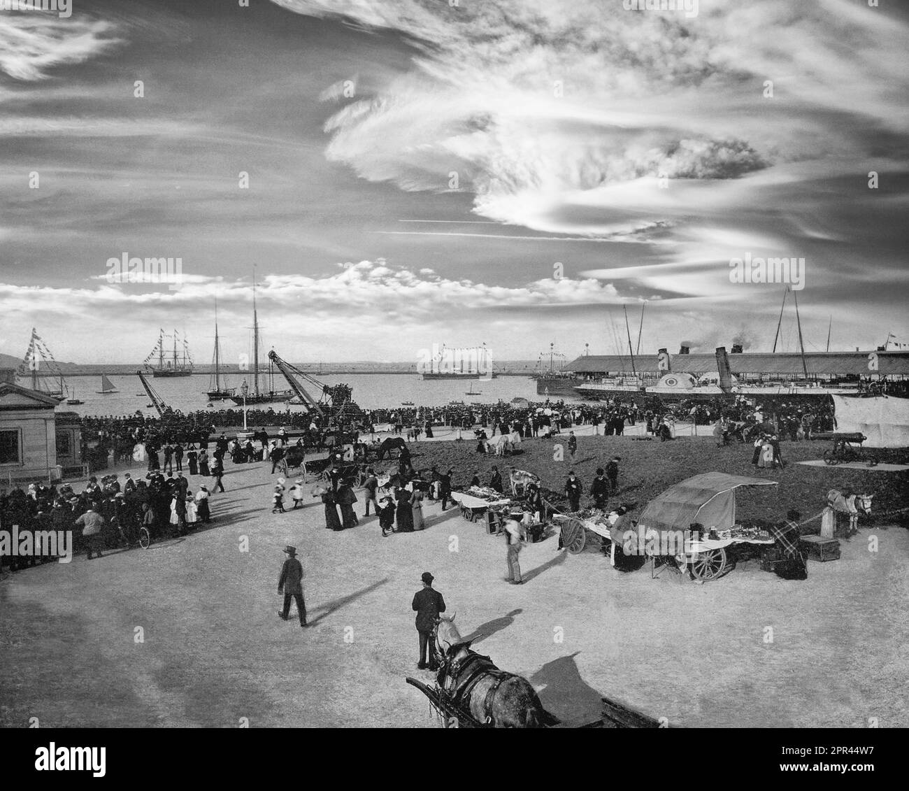 Ein Foto aus dem späten 19. Jahrhundert, auf dem ein Postdampfer den Hafen von Dún Laoghaire, County Dublin, betritt. Irland. Ursprünglich ein kleines Fischerdorf, wurde der Hafen errichtet und rechtzeitig für König George IV. Im Jahr 1821 beendet, als er in Kingstown umbenannt wurde. Es wurde 1920 umbenannt und im Laufe der Zeit wurde die Stadt zu einem Wohnort, einem Badeort, der Endstation von Irlands erster Eisenbahn. Stockfoto