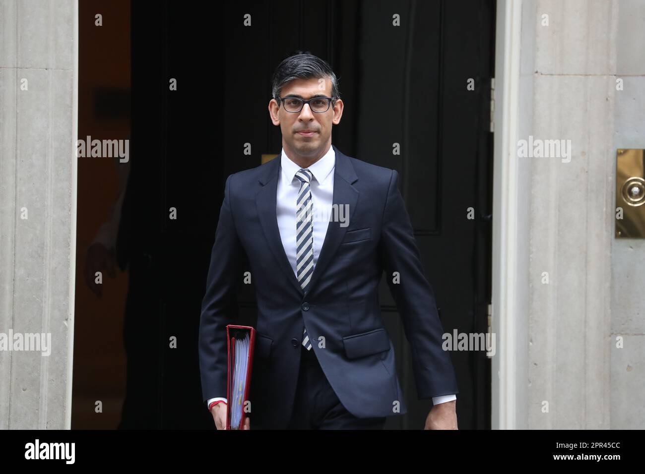 London, Großbritannien. 26. April 2023. Der britische Premierminister Rishi Sunak verlässt die Downing Street Nr. 10, um an den wöchentlichen PMQ-Fragen des Premierministers im Parlament teilzunehmen. Kredit: Uwe Deffner/Alamy Live News Stockfoto London, Großbritannien. 26. April 2023. Der britische Premierminister Rishi Sunak verlässt die Downing Street Nr. 10, um an den wöchentlichen PMQ-Fragen des Premierministers im Parlament teilzunehmen. Kredit: Uwe Deffner/Alamy Live News Stockfoto