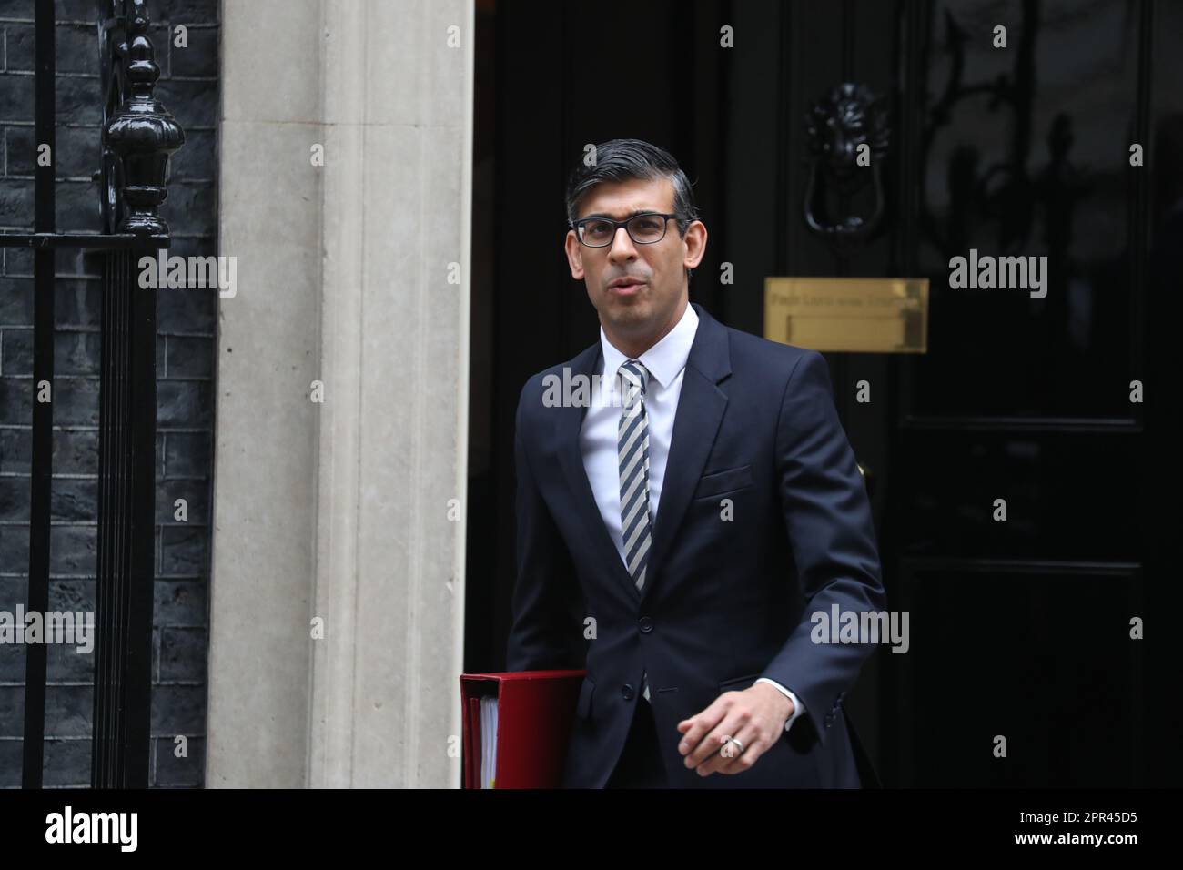 London, Großbritannien. 26. April 2023. Der britische Premierminister Rishi Sunak verlässt die Downing Street Nr. 10, um an den wöchentlichen PMQ-Fragen des Premierministers im Parlament teilzunehmen. Kredit: Uwe Deffner/Alamy Live News Stockfoto London, Großbritannien. 26. April 2023. Der britische Premierminister Rishi Sunak verlässt die Downing Street Nr. 10, um an den wöchentlichen PMQ-Fragen des Premierministers im Parlament teilzunehmen. Kredit: Uwe Deffner/Alamy Live News Stockfoto