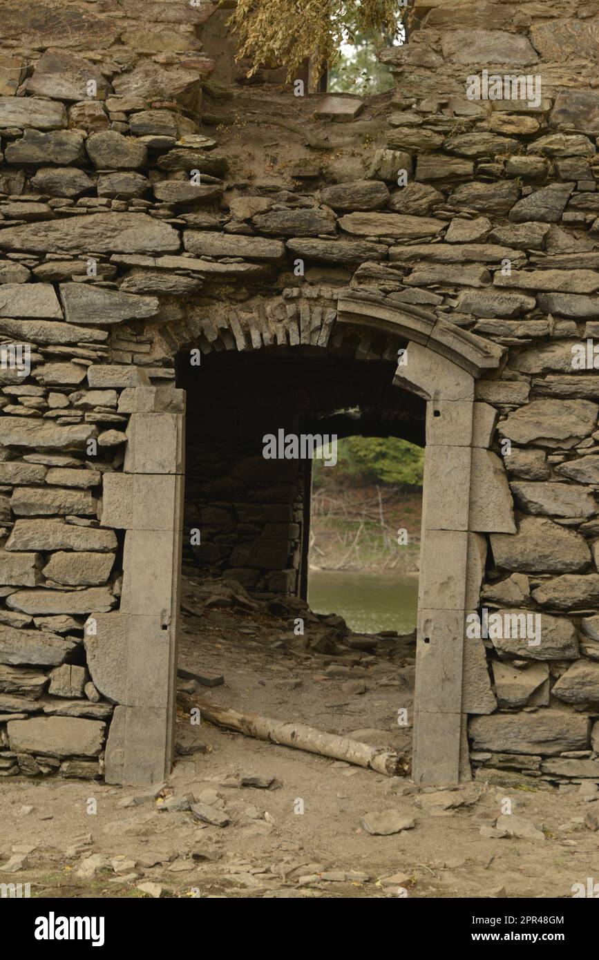 Verlassener mittelalterlicher Steinbogen. Stockfoto